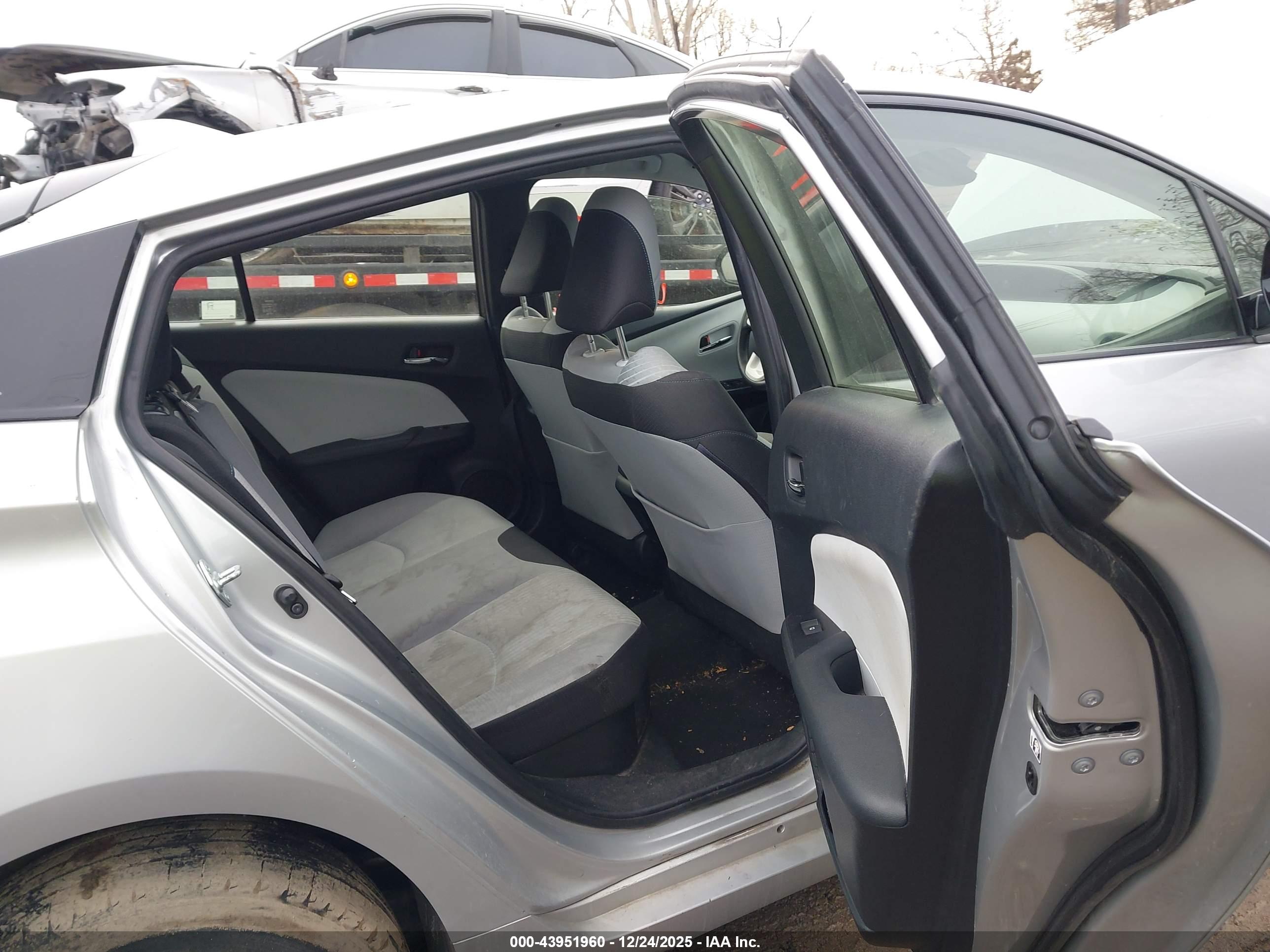 TOYOTA PRIUS image 8