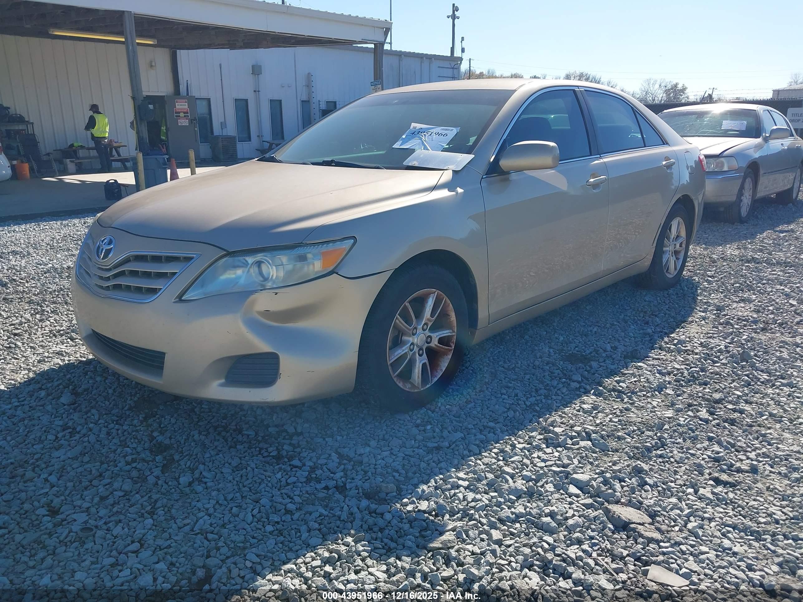 TOYOTA CAMRY image 2