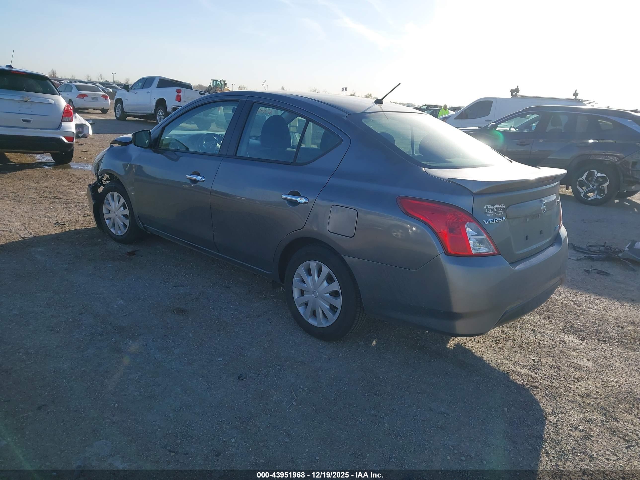 NISSAN VERSA image 3