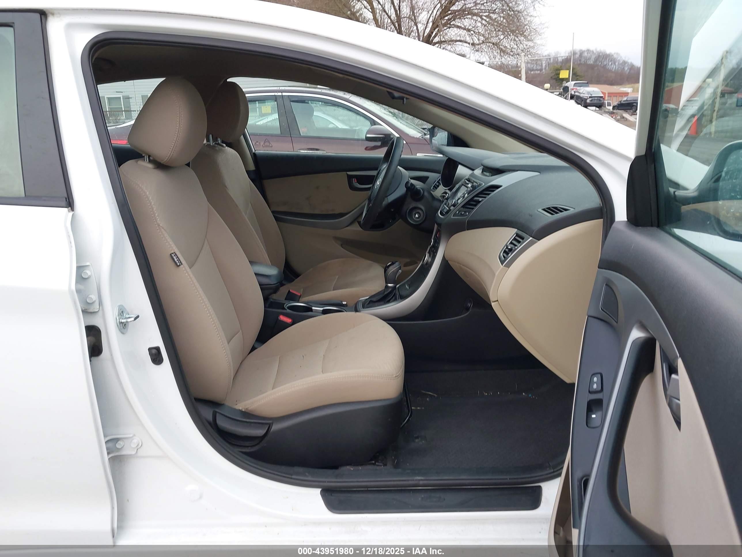HYUNDAI ELANTRA image 5