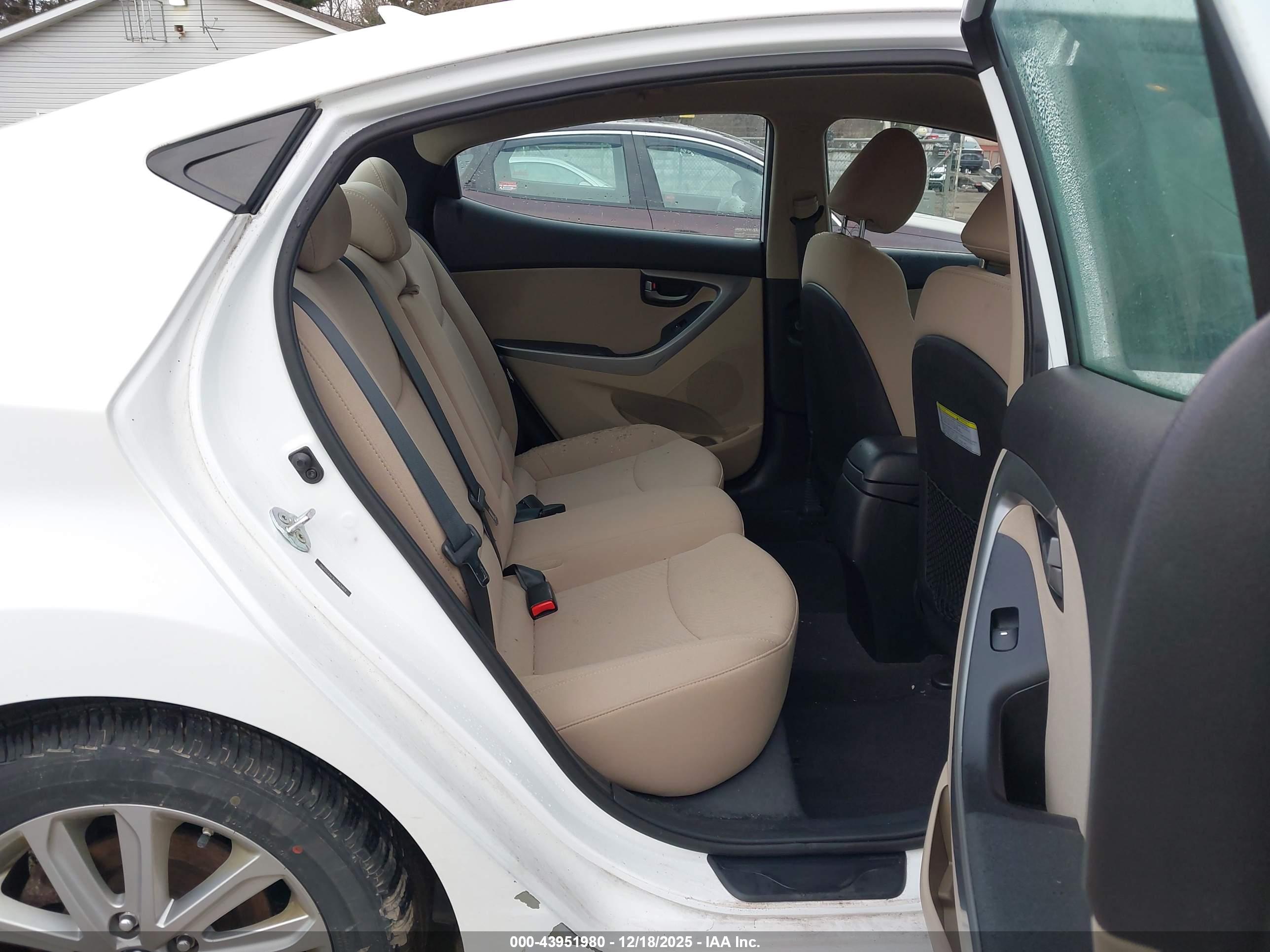 HYUNDAI ELANTRA image 8