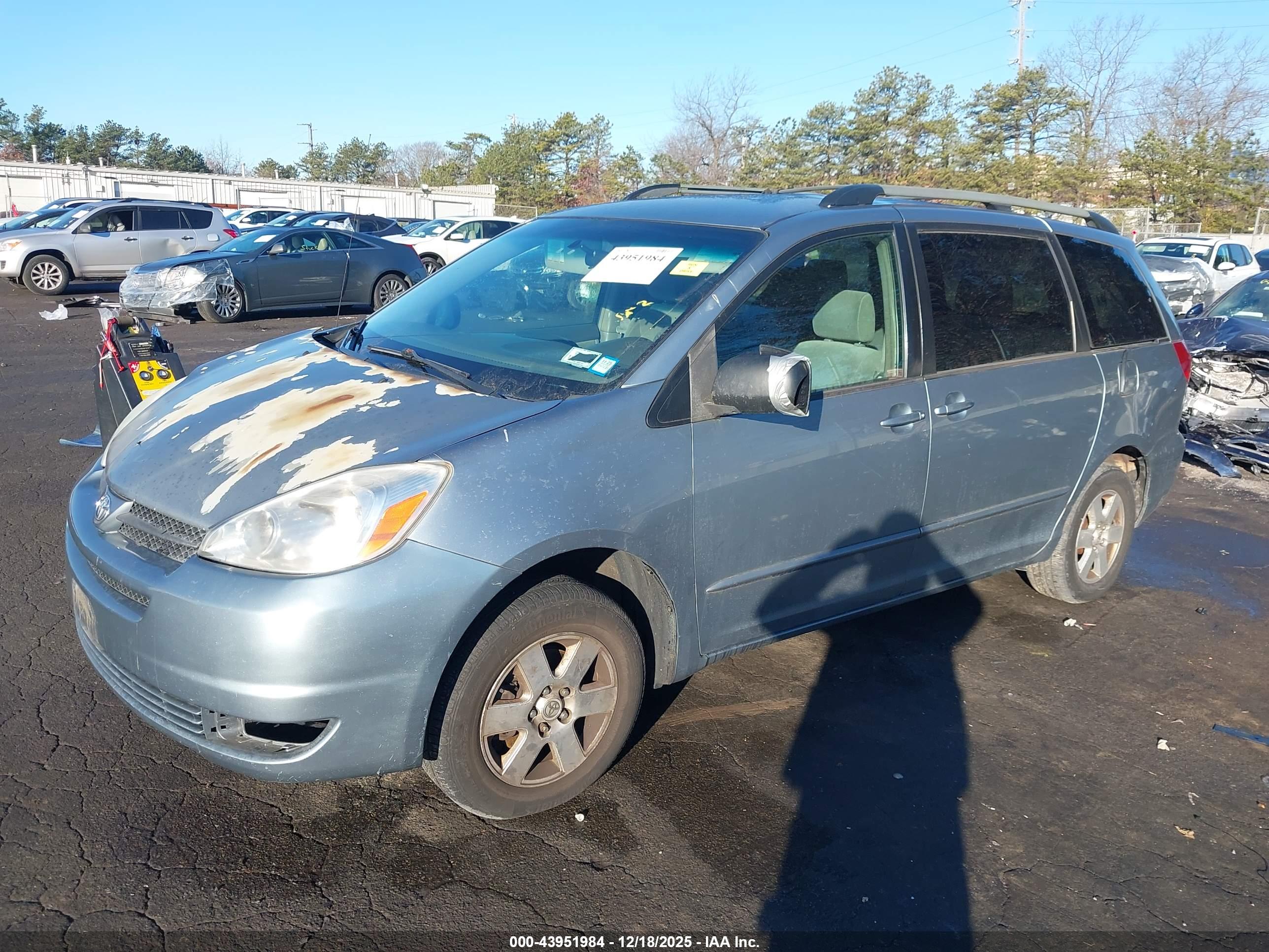 TOYOTA SIENNA image 2