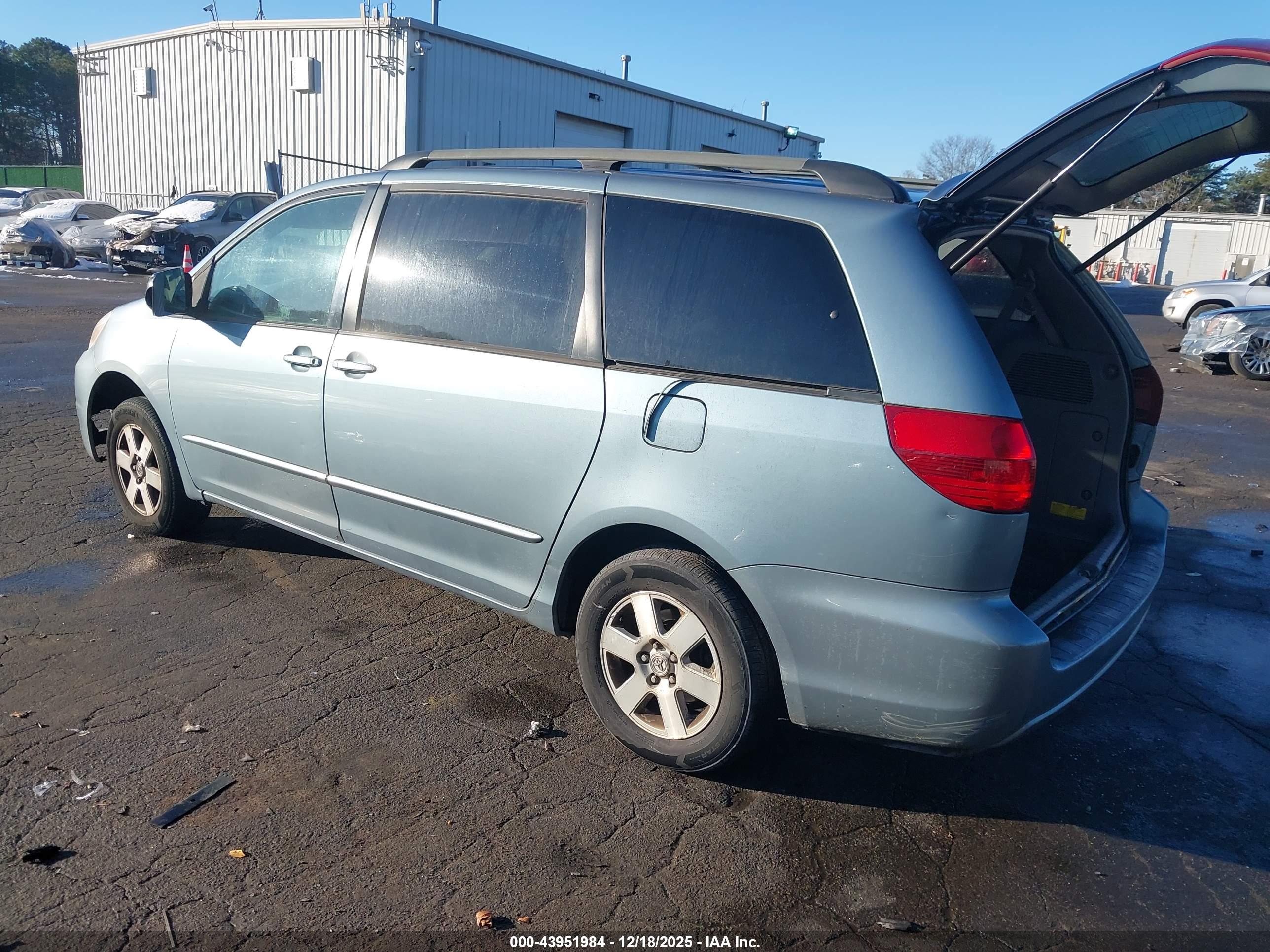 TOYOTA SIENNA image 3