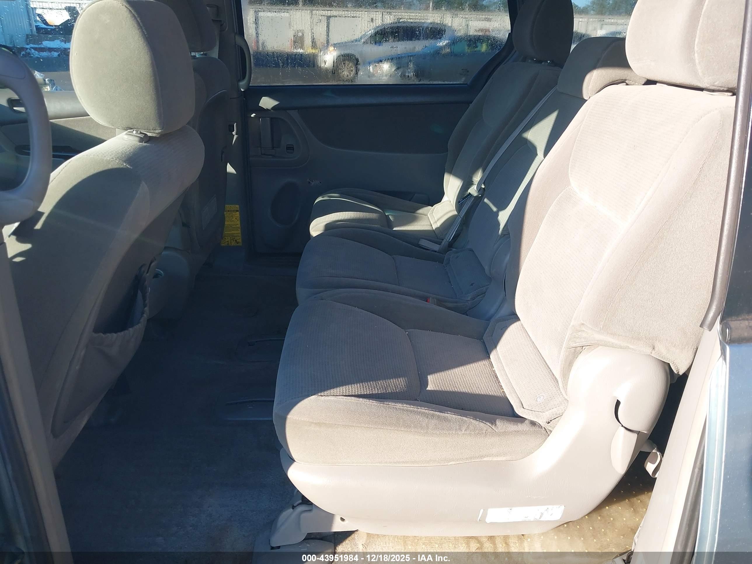 TOYOTA SIENNA image 8
