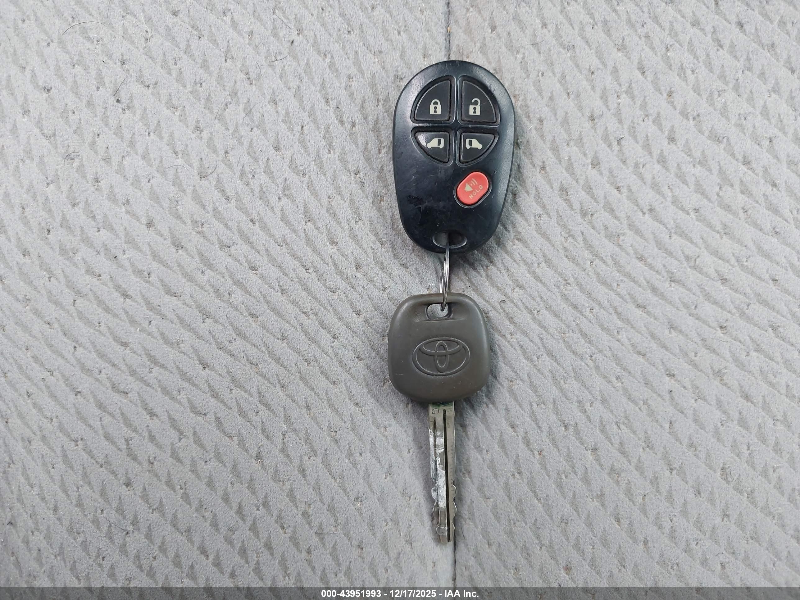TOYOTA SIENNA image 11
