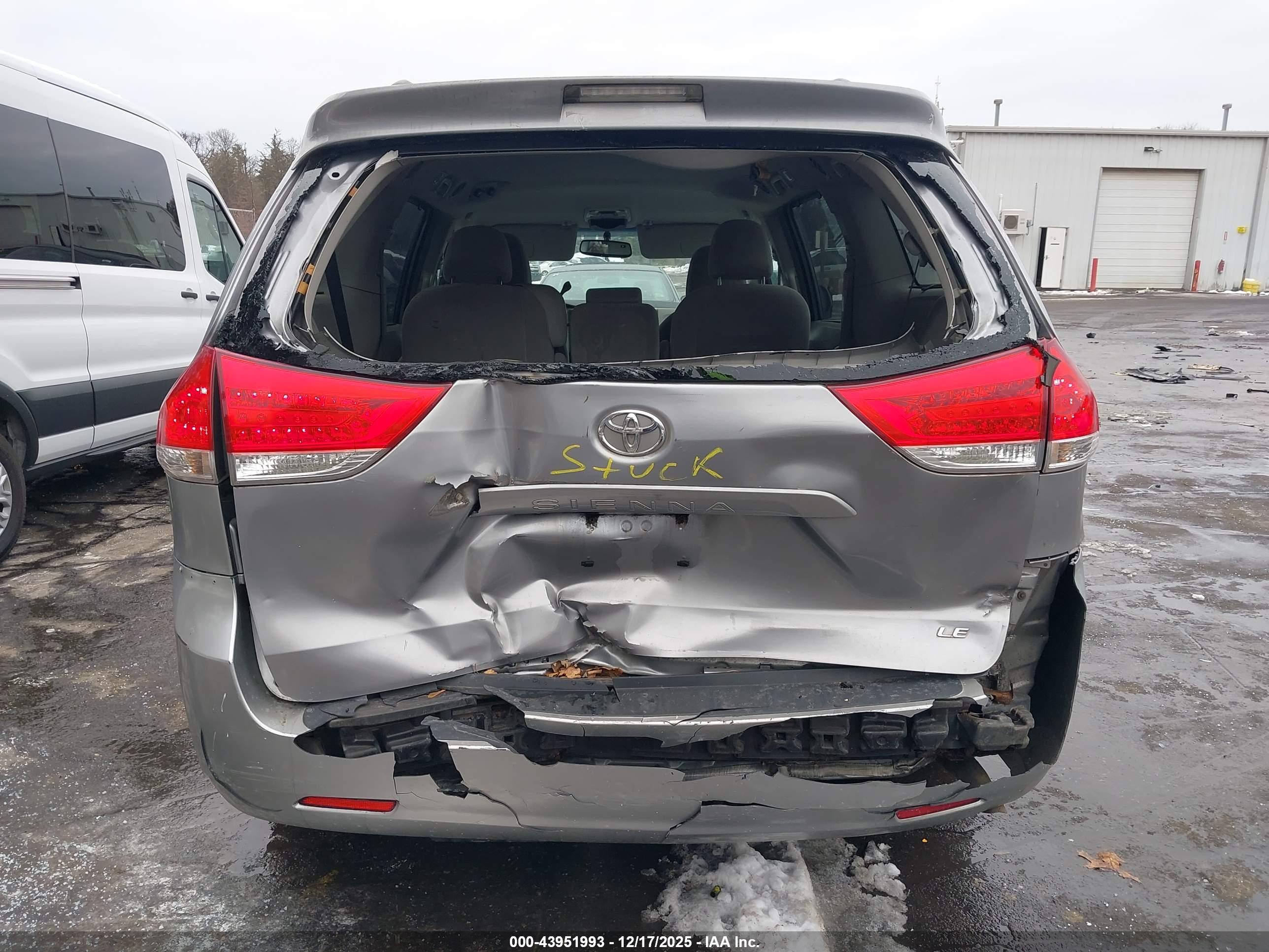 TOYOTA SIENNA image 6