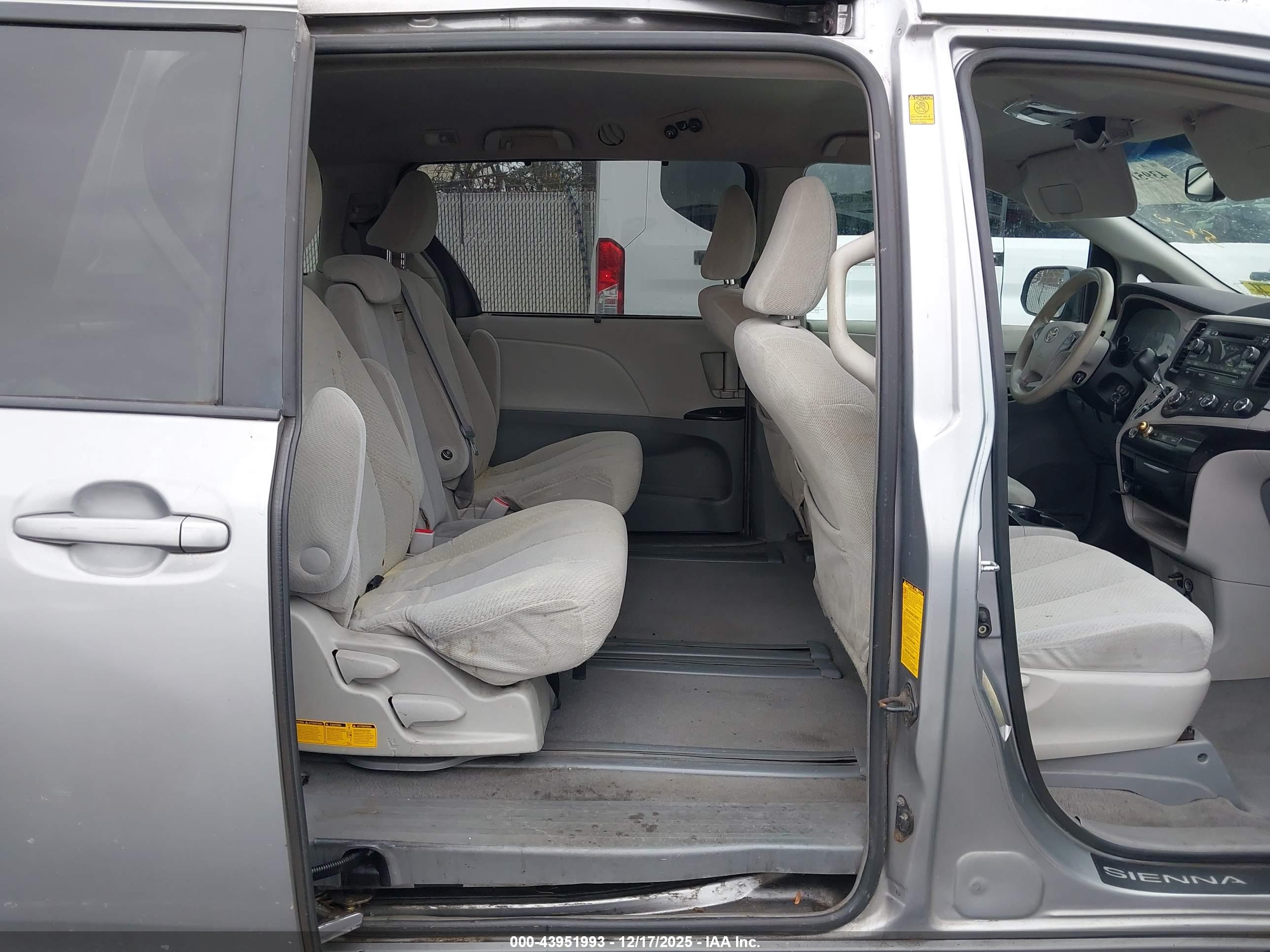 TOYOTA SIENNA image 8