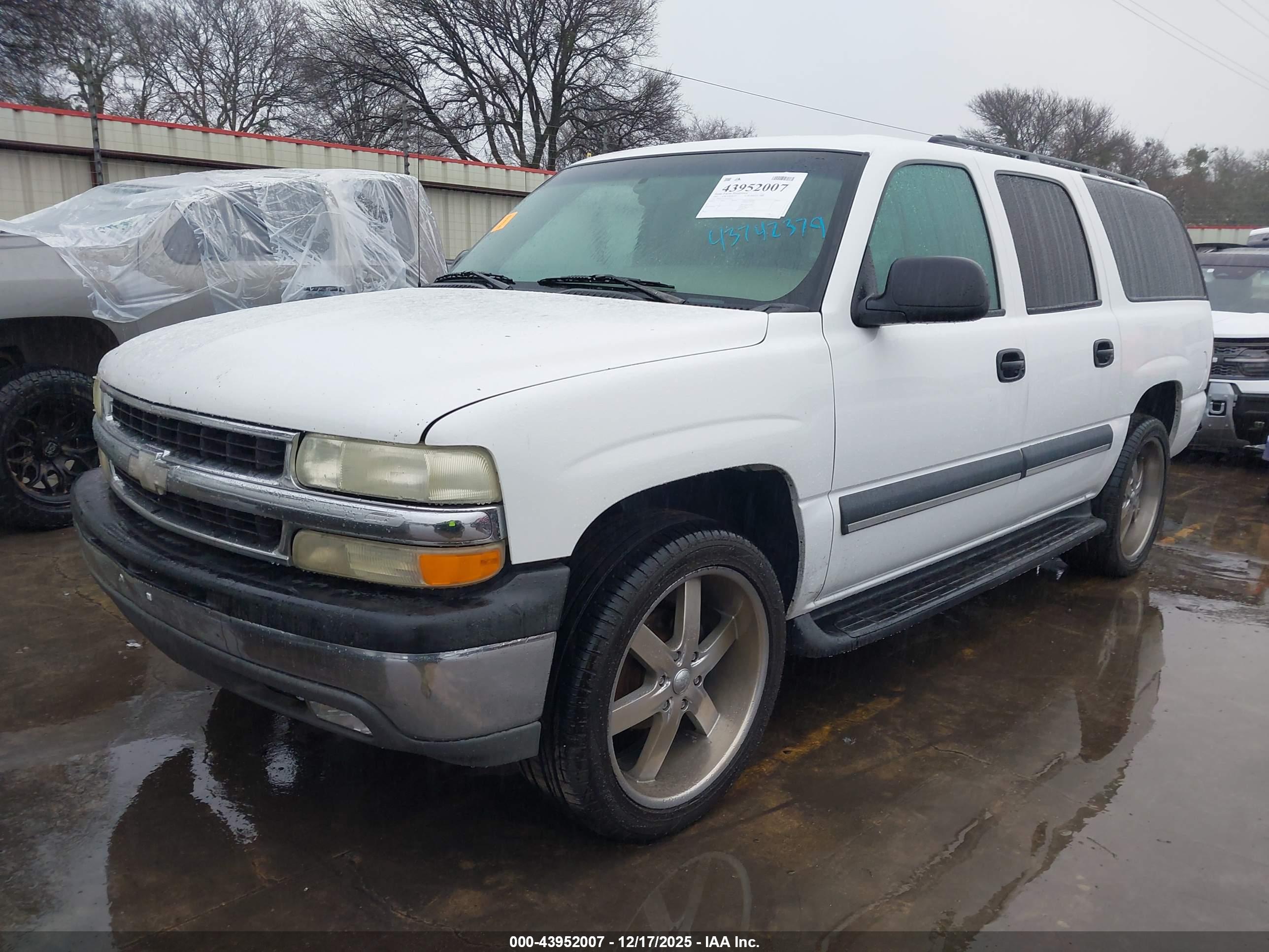 CHEVROLET SUBURBAN image 2