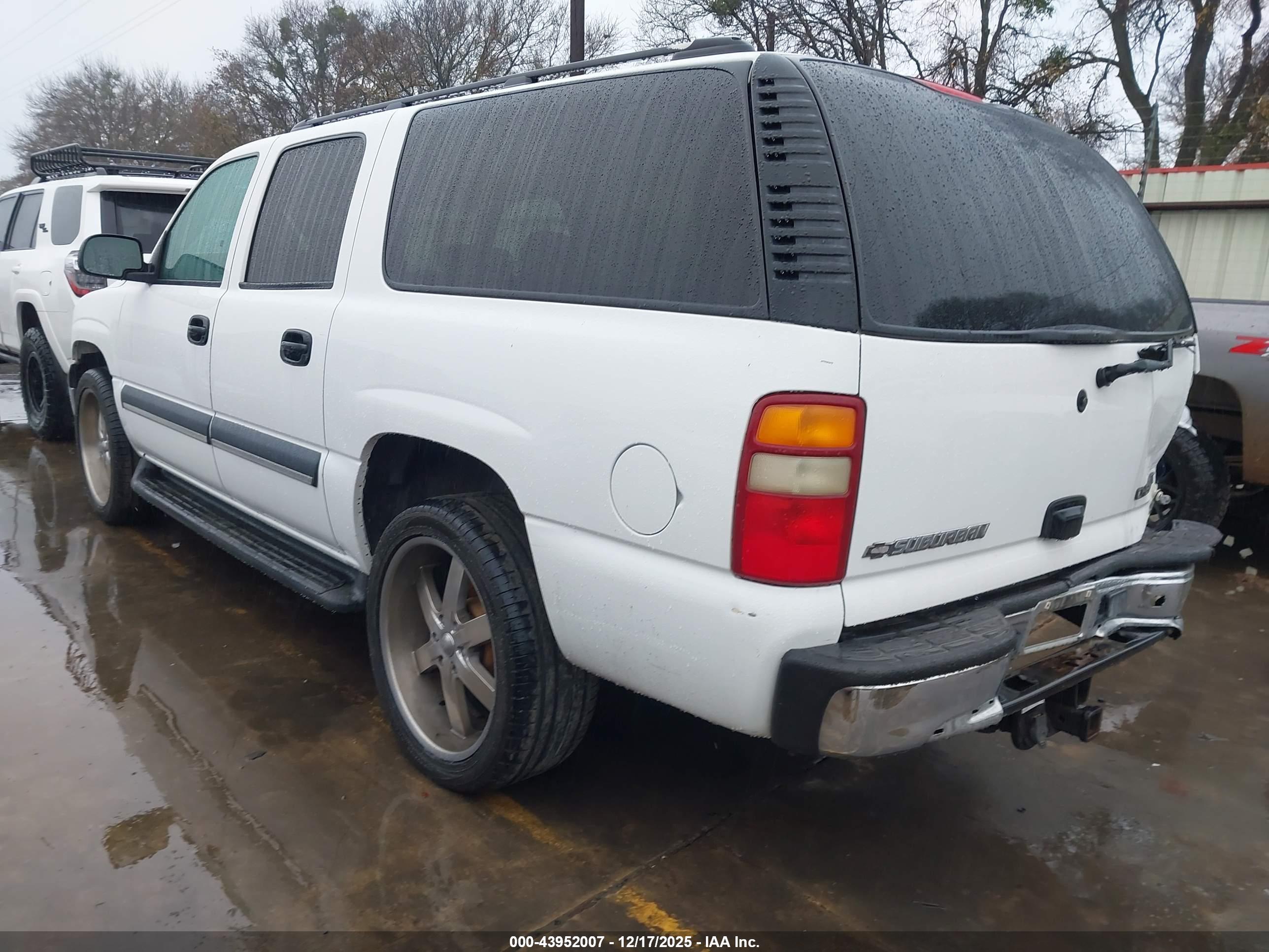CHEVROLET SUBURBAN image 3