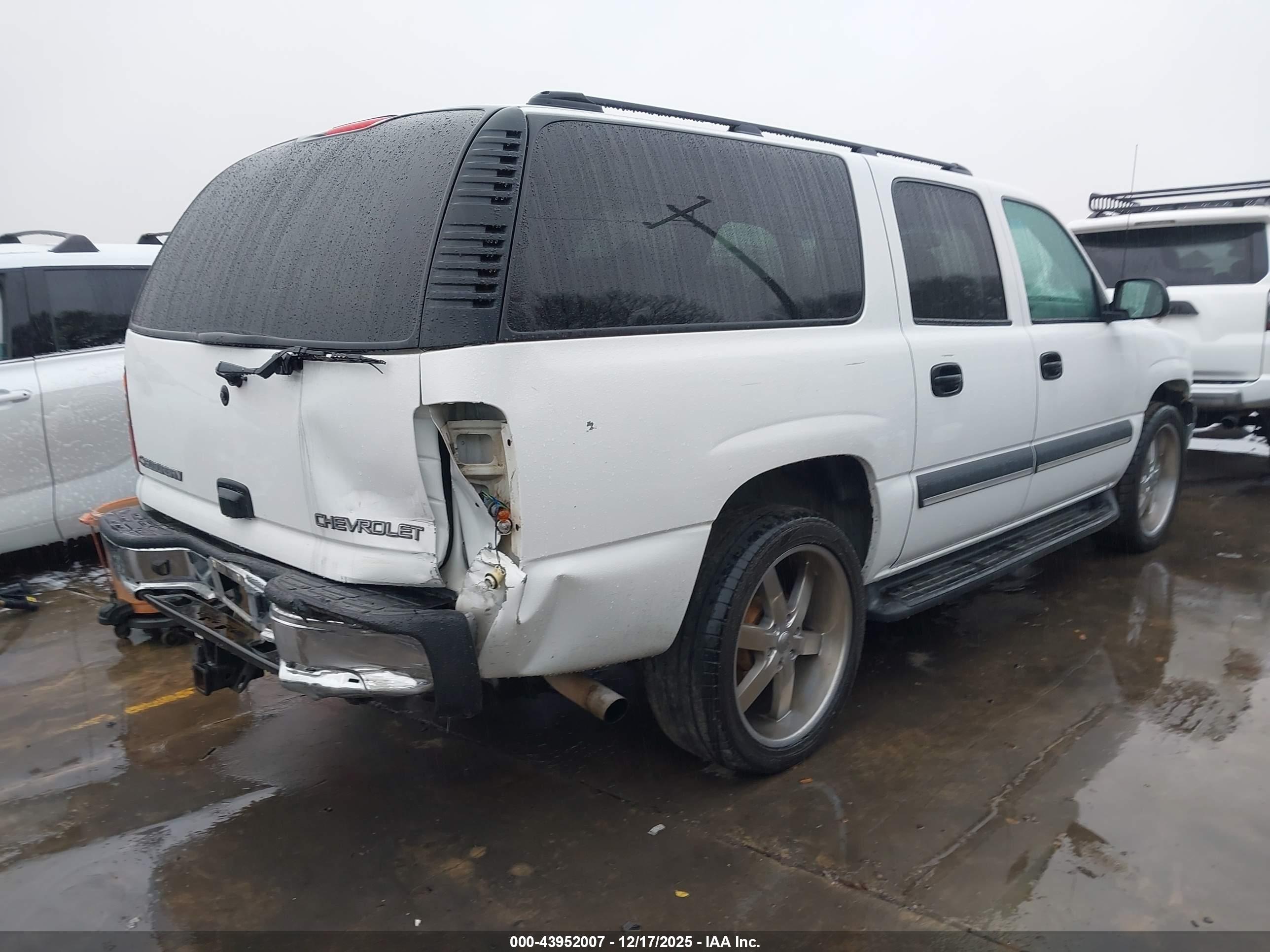 CHEVROLET SUBURBAN image 4