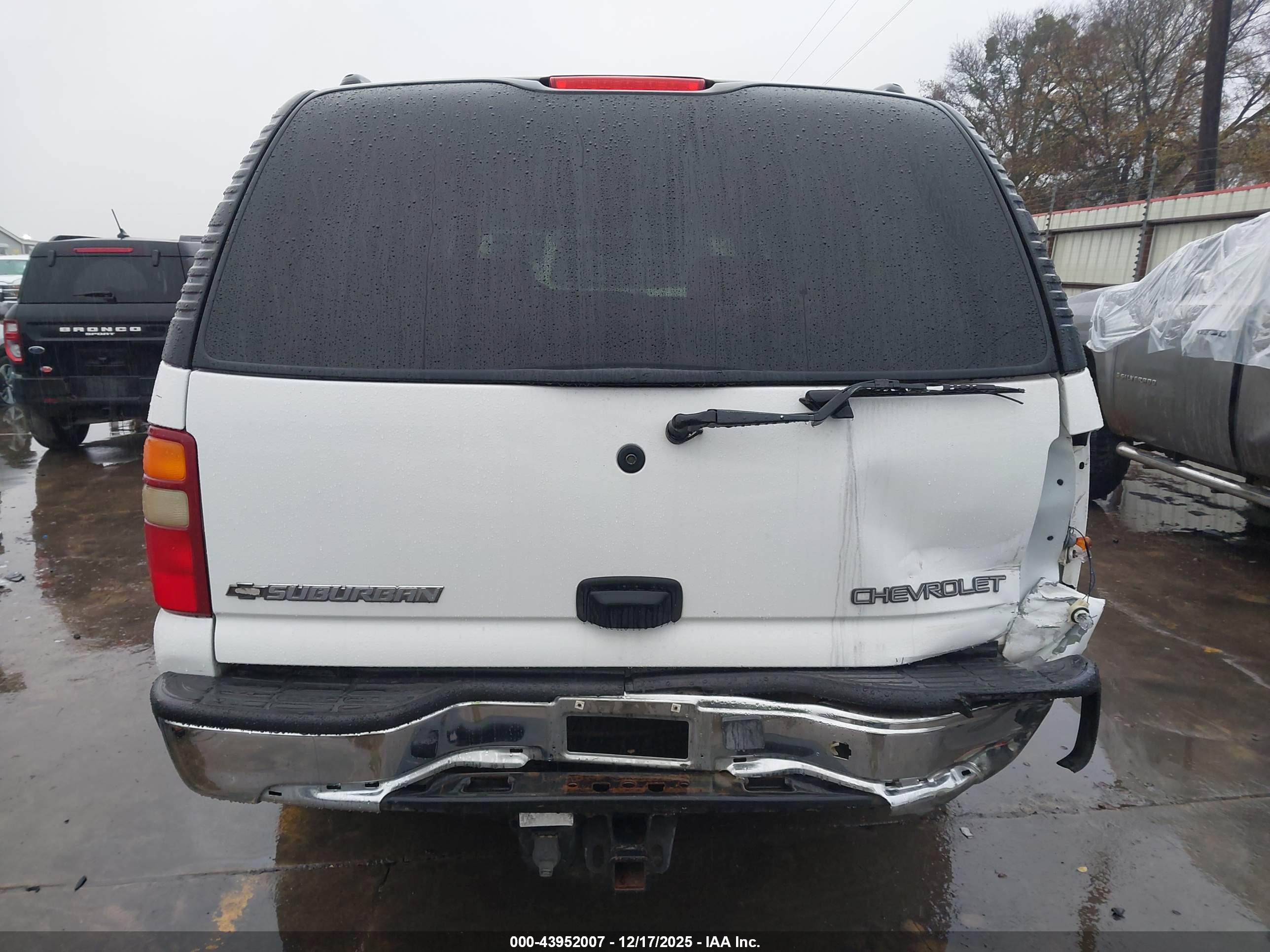CHEVROLET SUBURBAN image 6