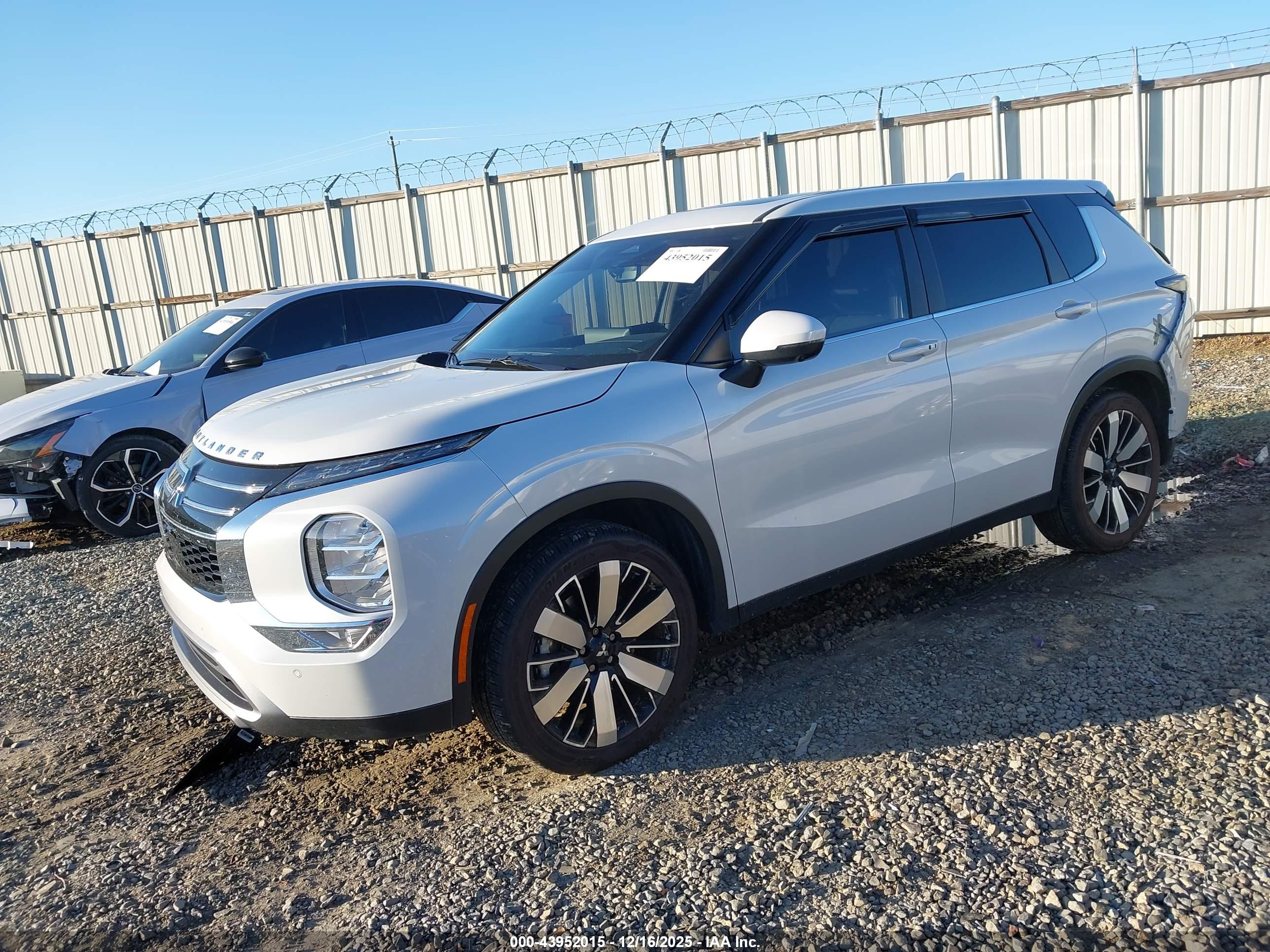MITSUBISHI OUTLANDER image 2