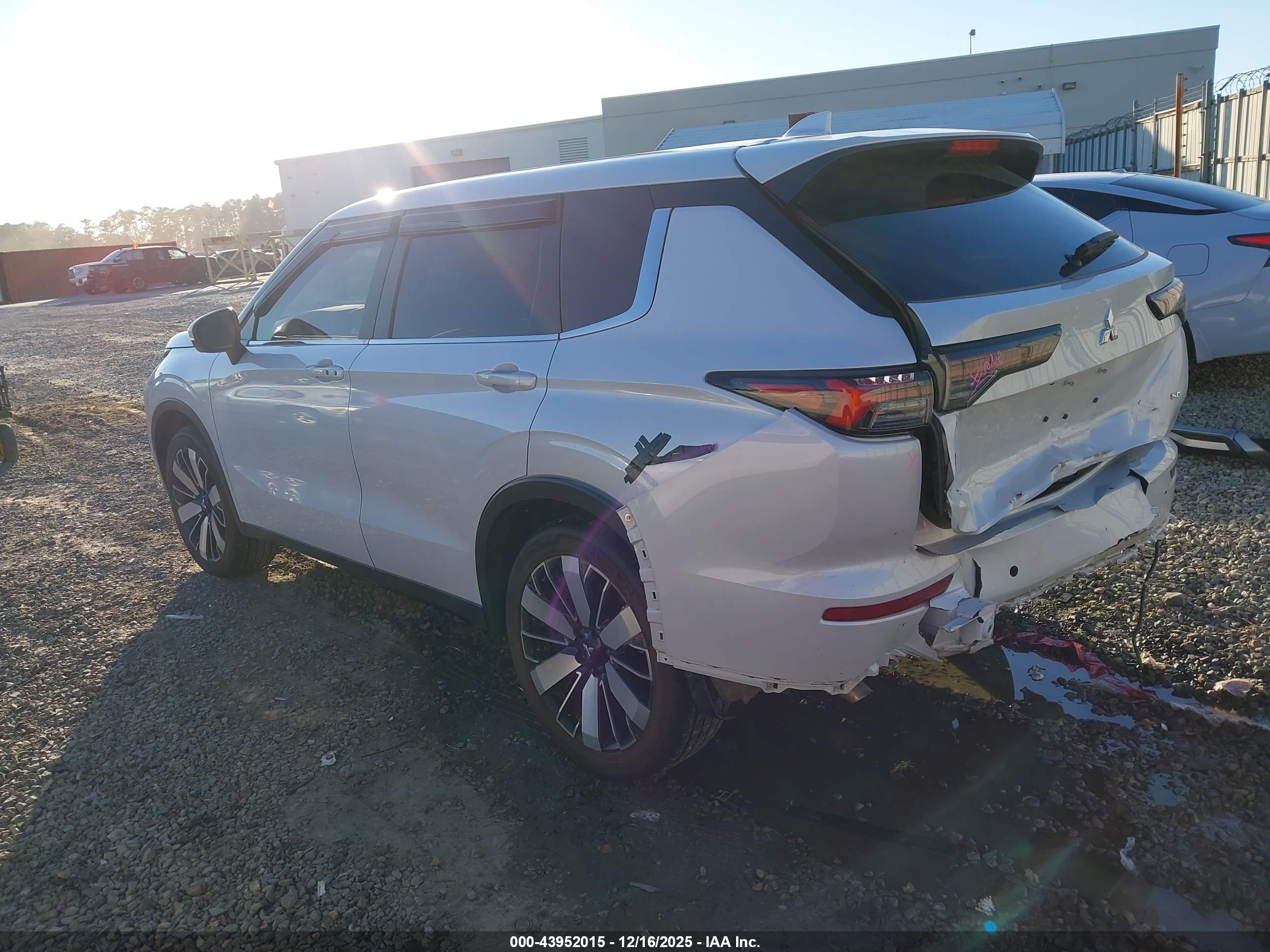 MITSUBISHI OUTLANDER image 3