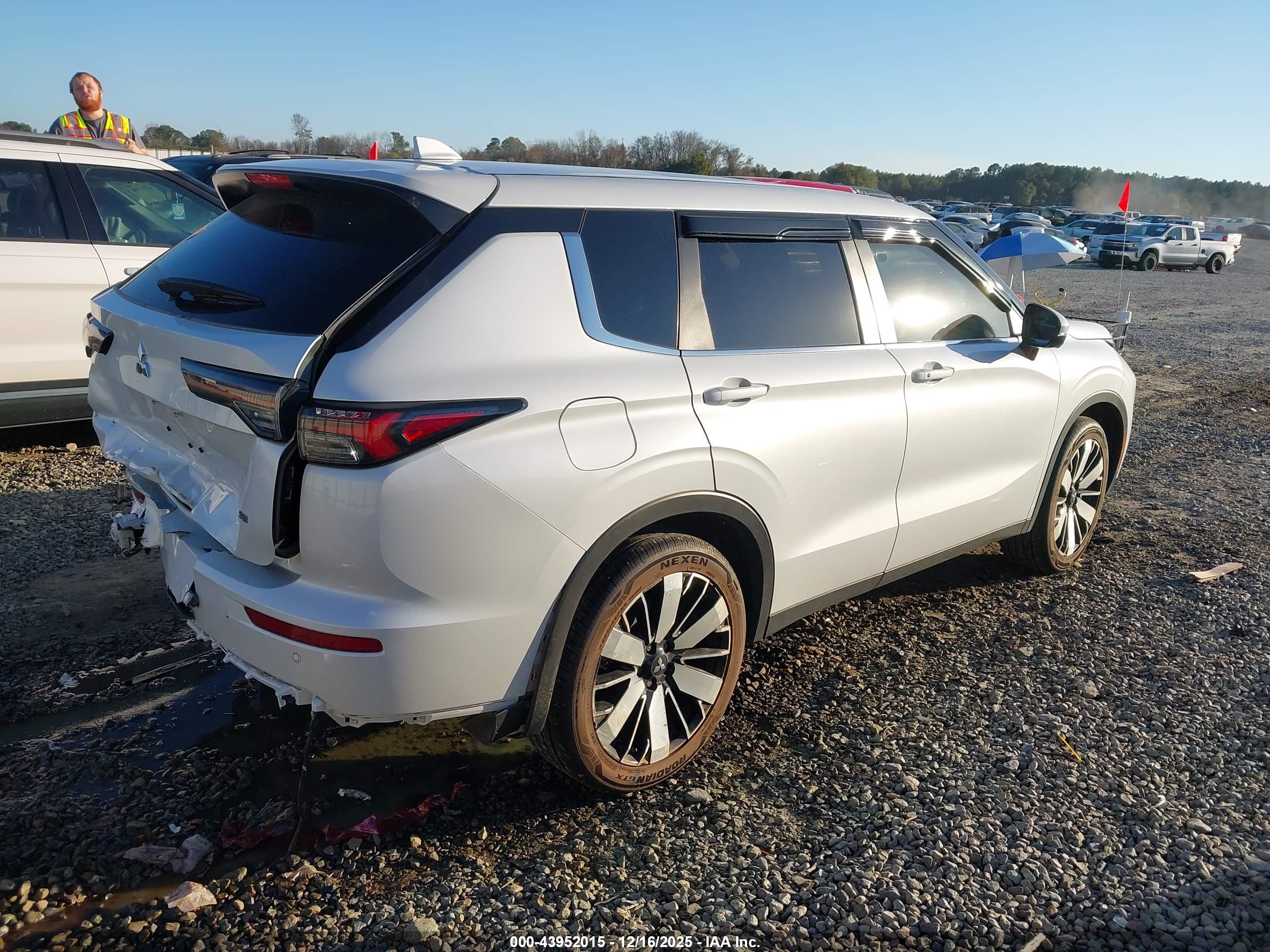 MITSUBISHI OUTLANDER image 4