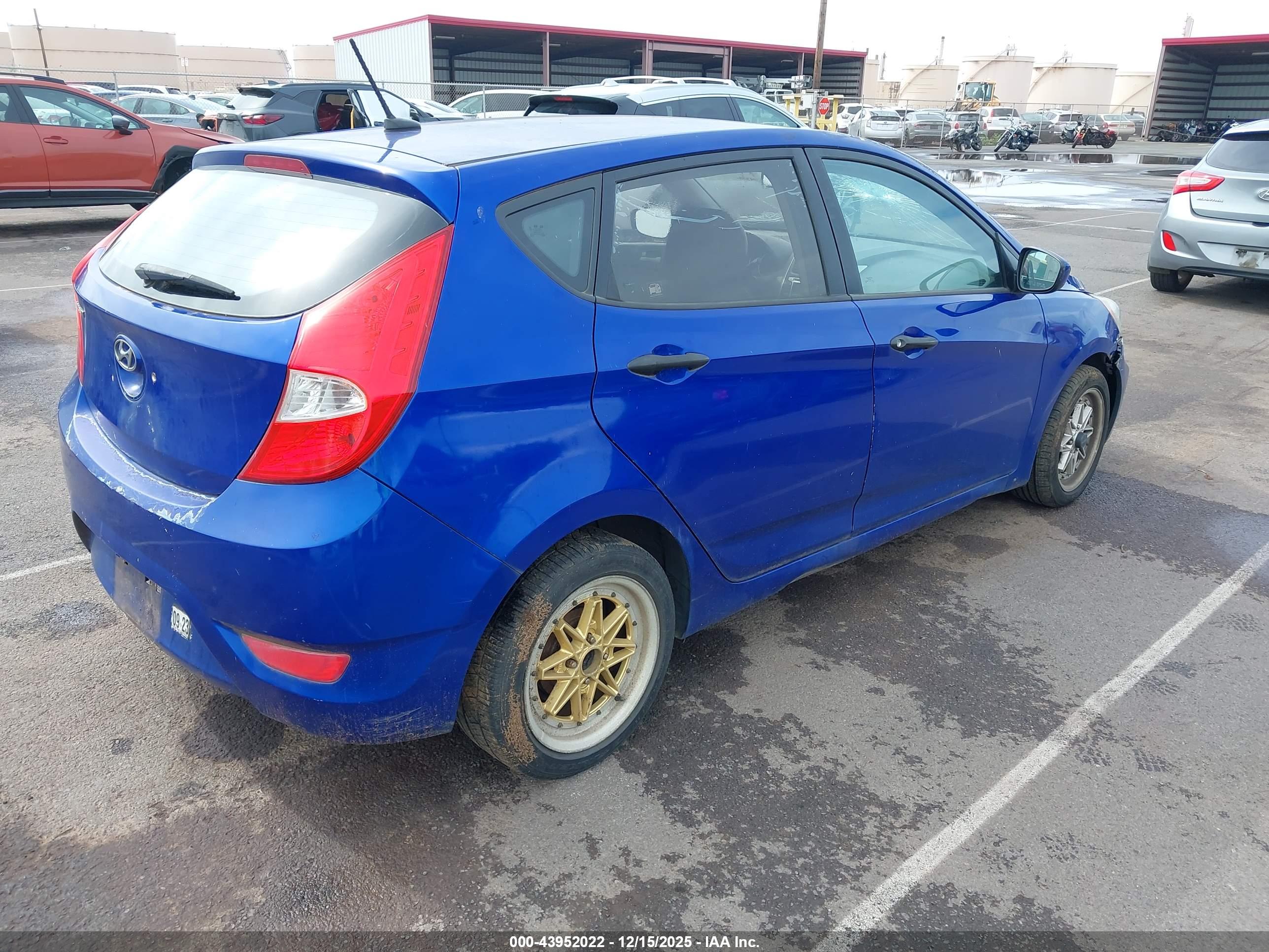HYUNDAI ACCENT image 4