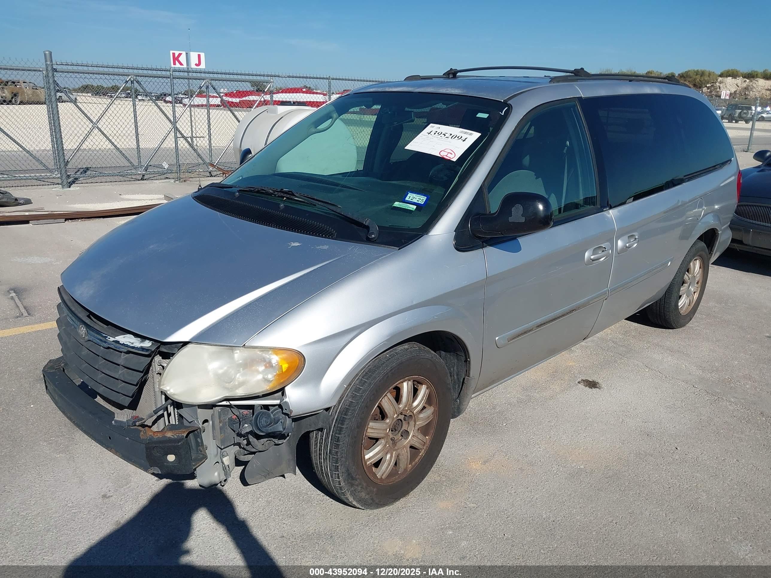CHRYSLER TOWN image 2