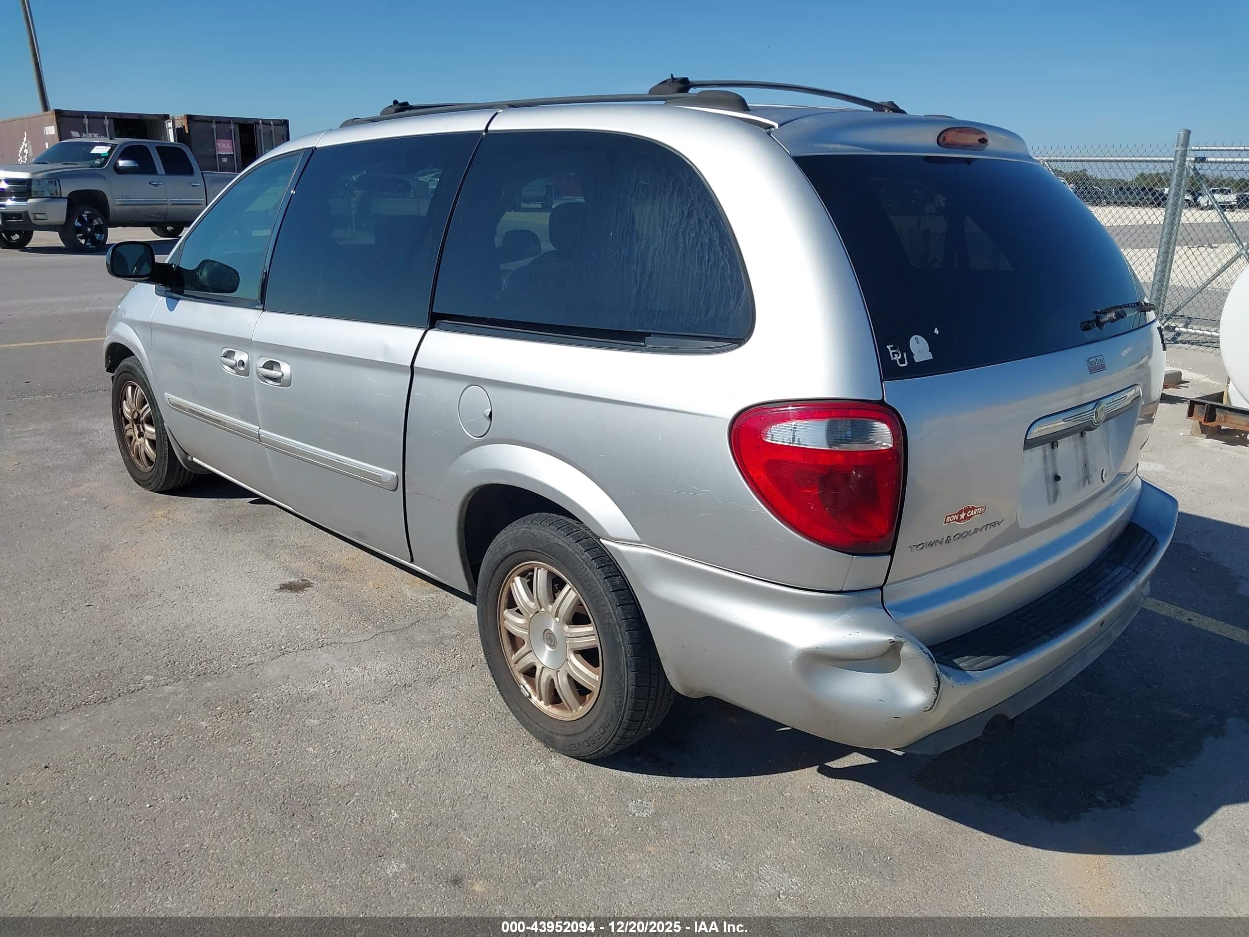 CHRYSLER TOWN image 3