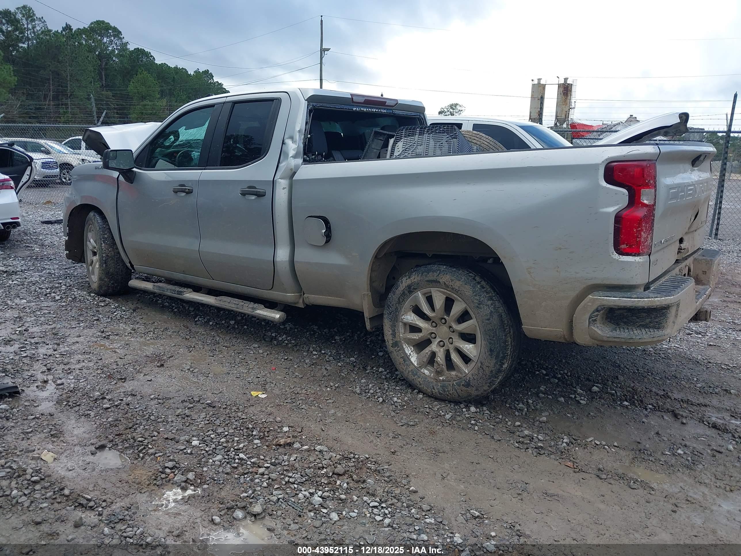 CHEVROLET SILVERADO image 3