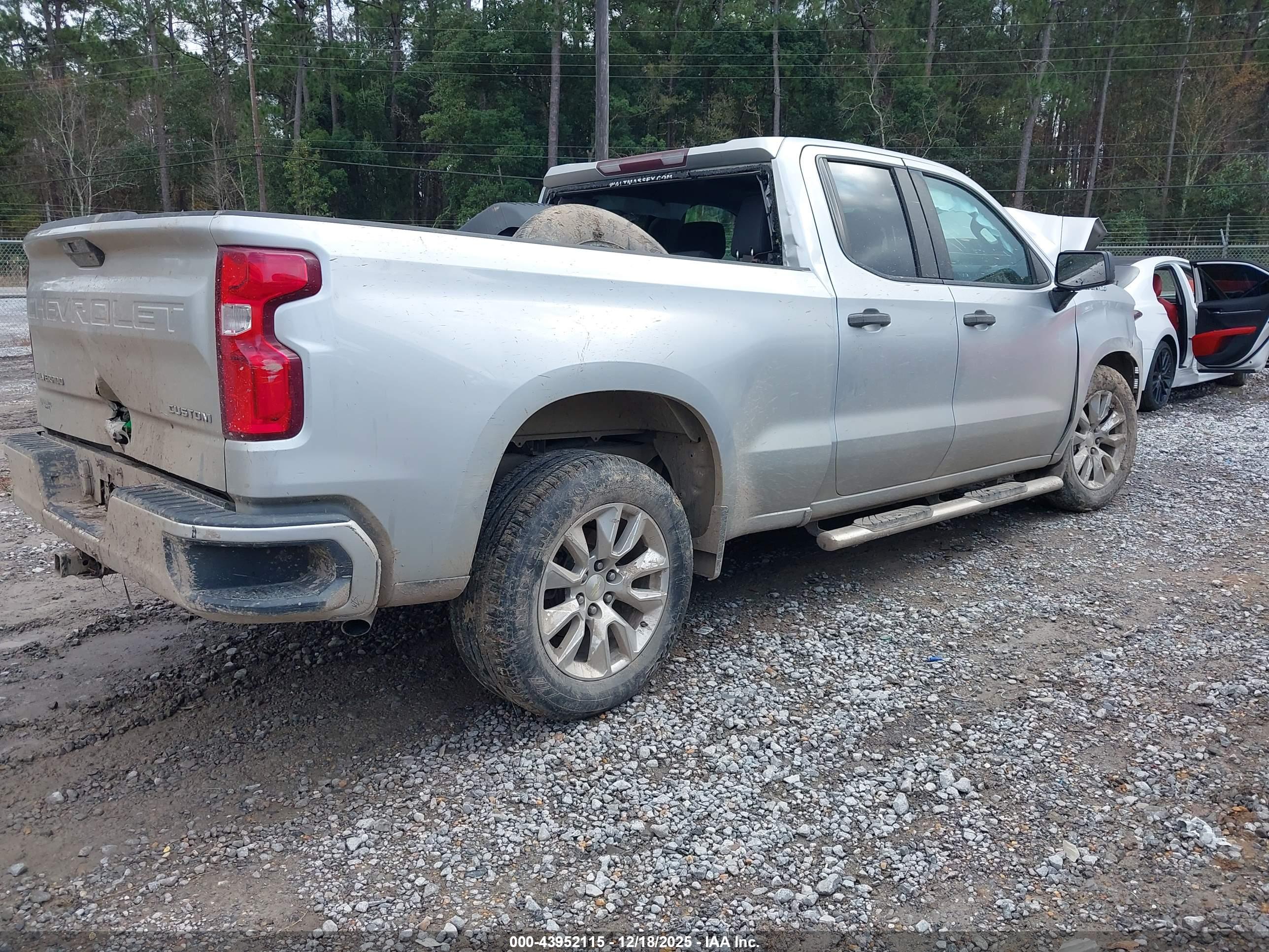 CHEVROLET SILVERADO image 4