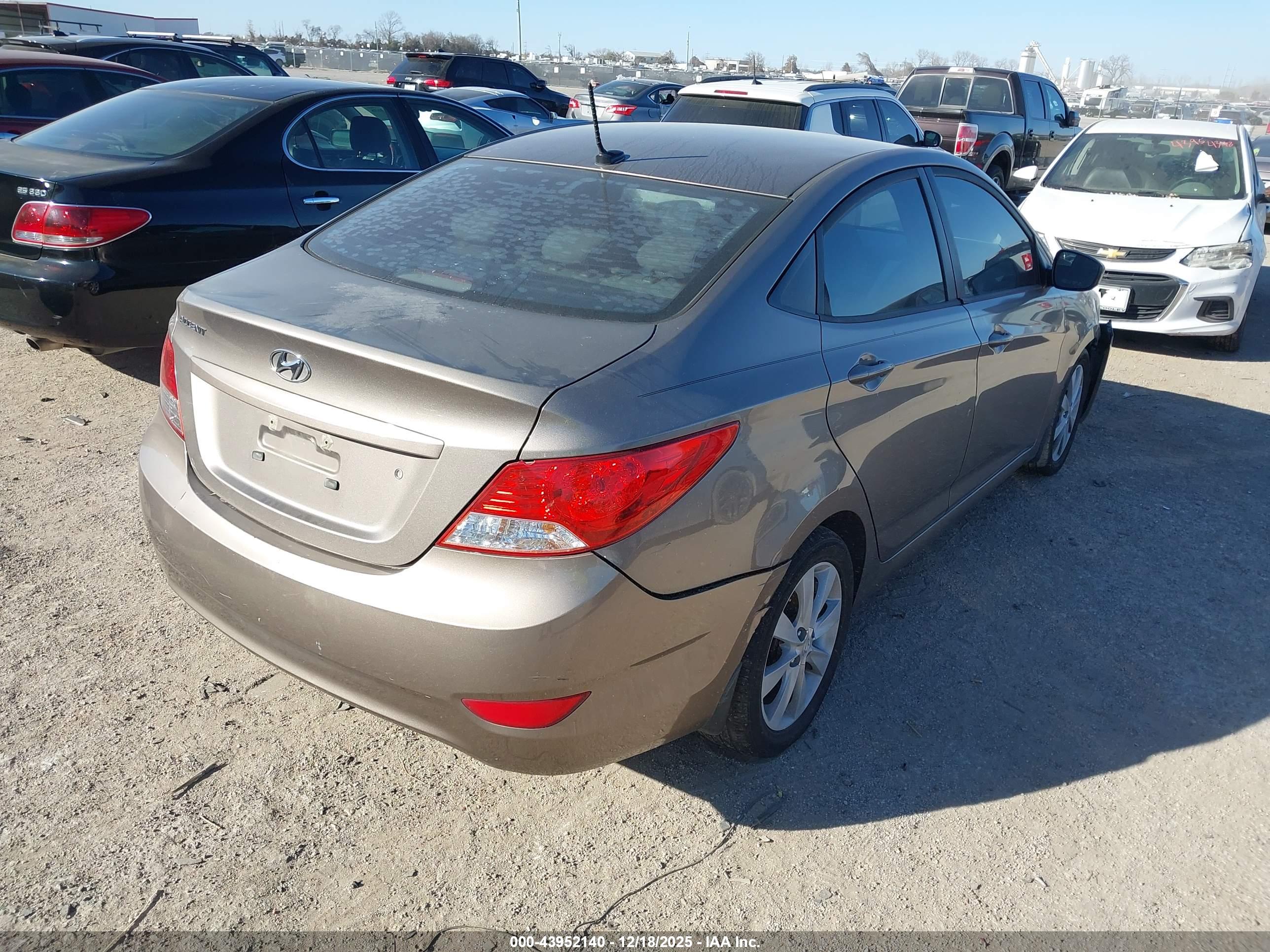 HYUNDAI ACCENT image 4