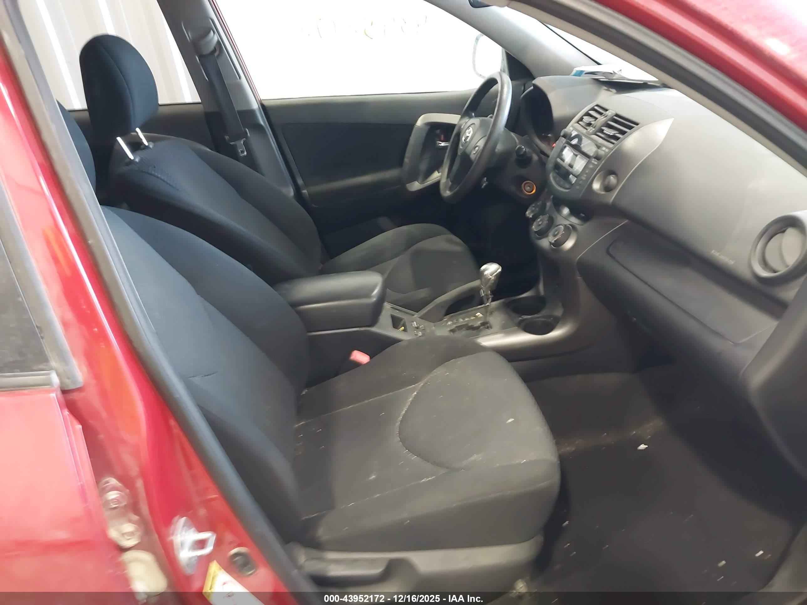 TOYOTA RAV4 image 5