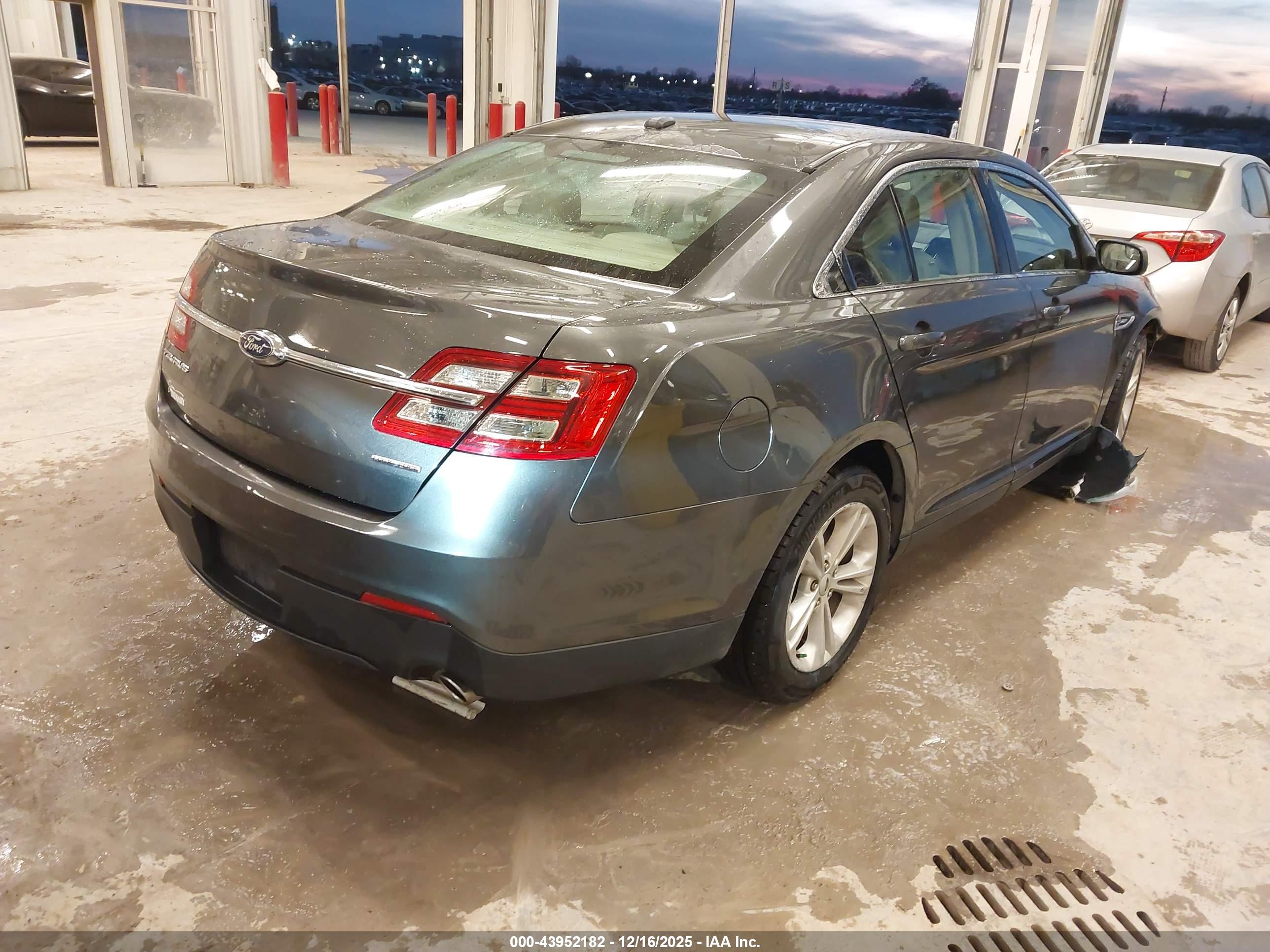 FORD TAURUS image 4