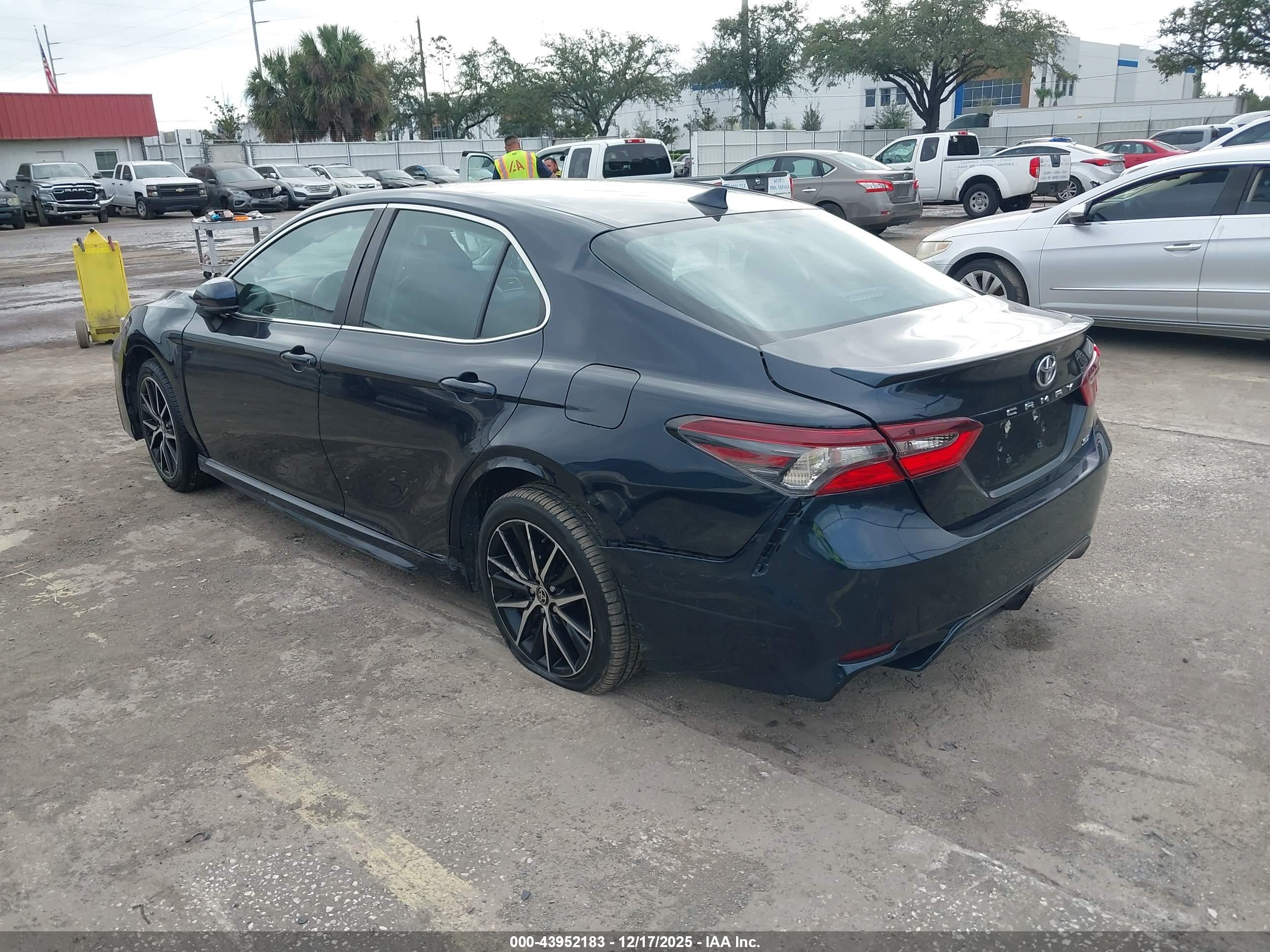 TOYOTA CAMRY image 3