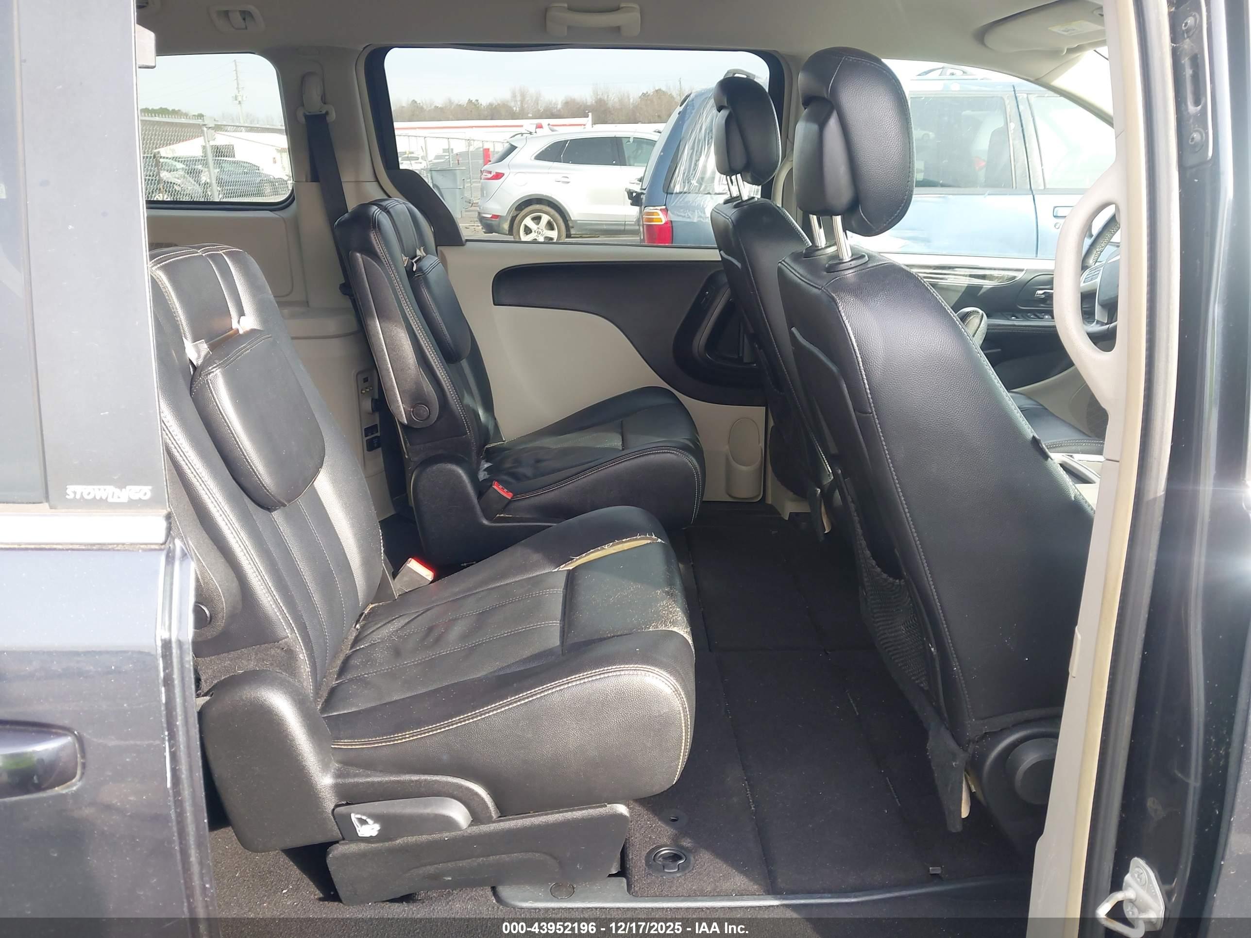 CHRYSLER TOWN image 8