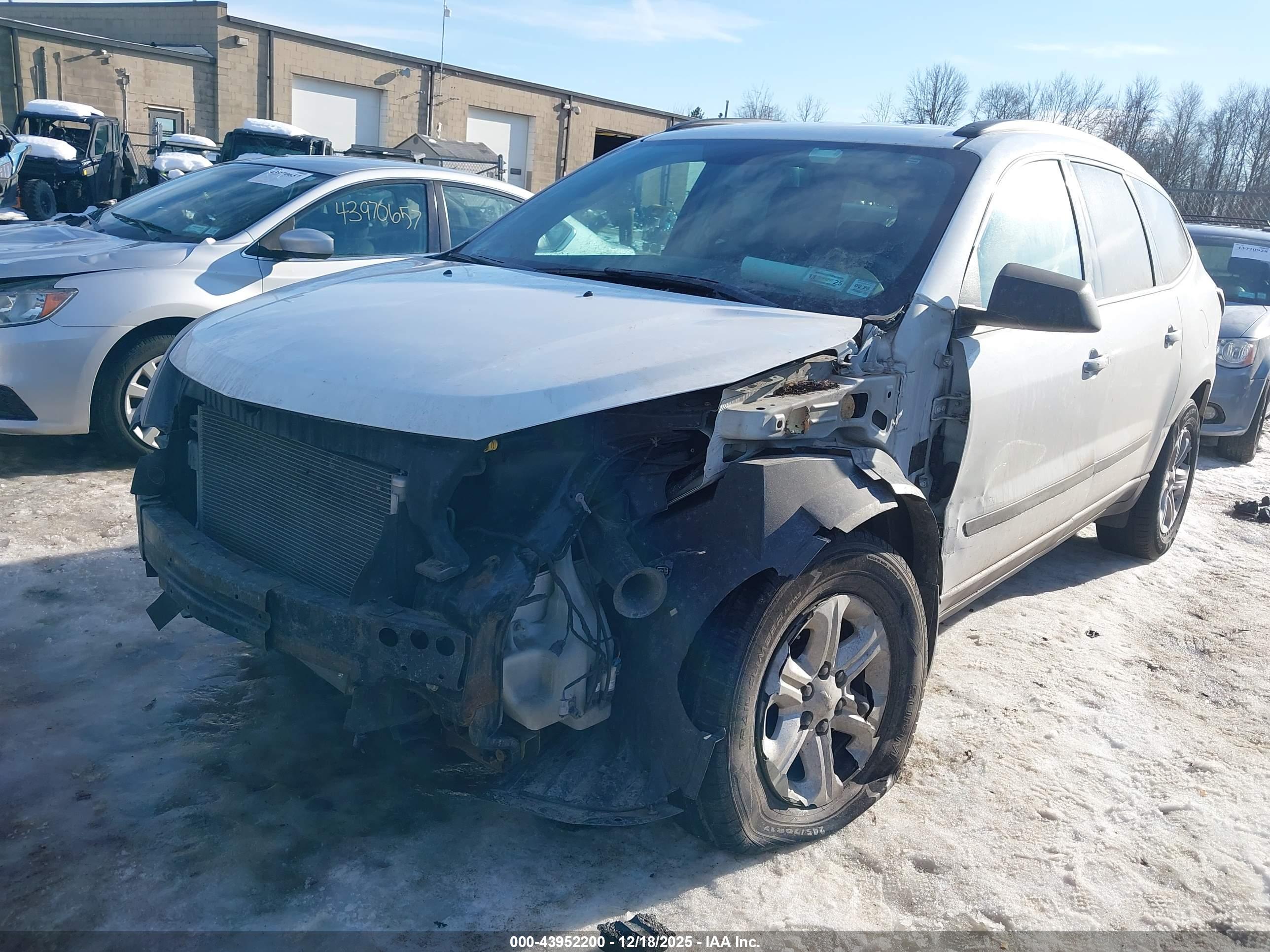 CHEVROLET TRAVERSE image 2