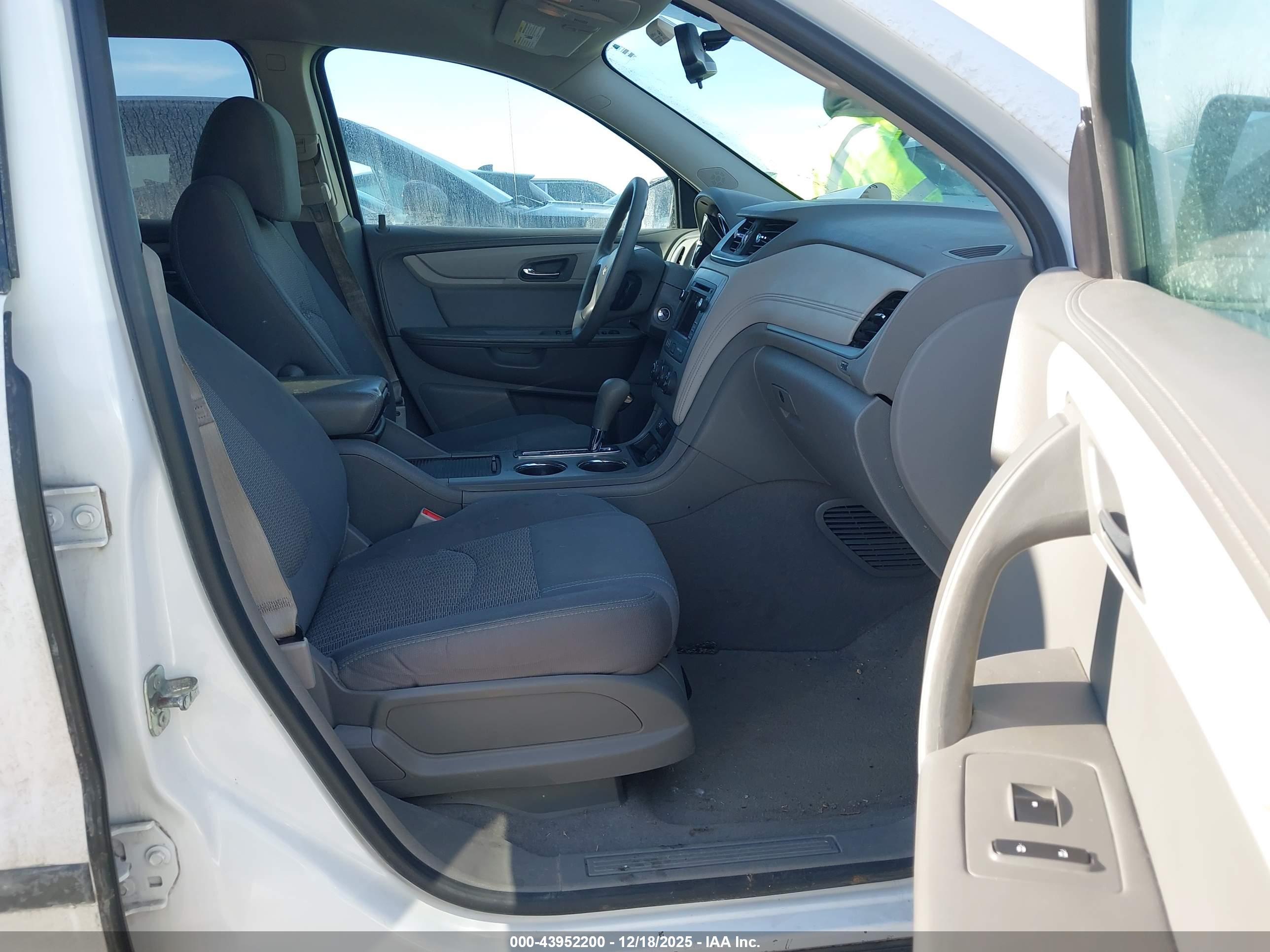 CHEVROLET TRAVERSE image 5