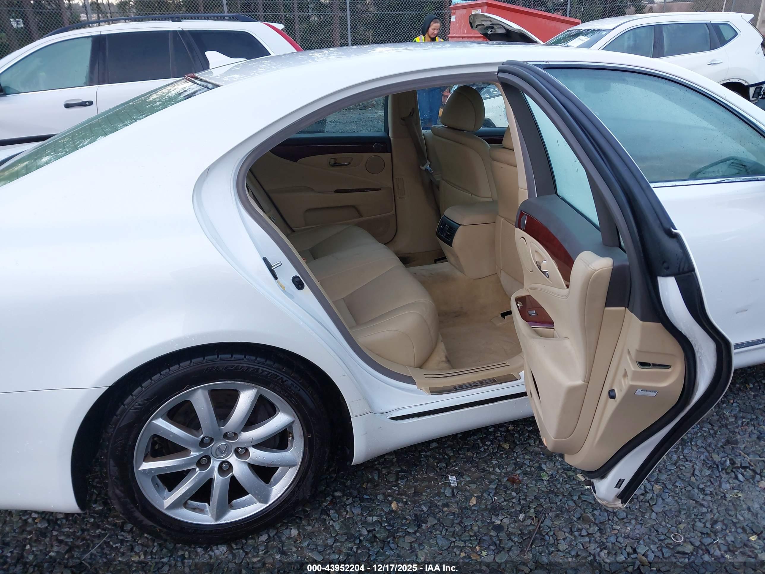 LEXUS LS image 8