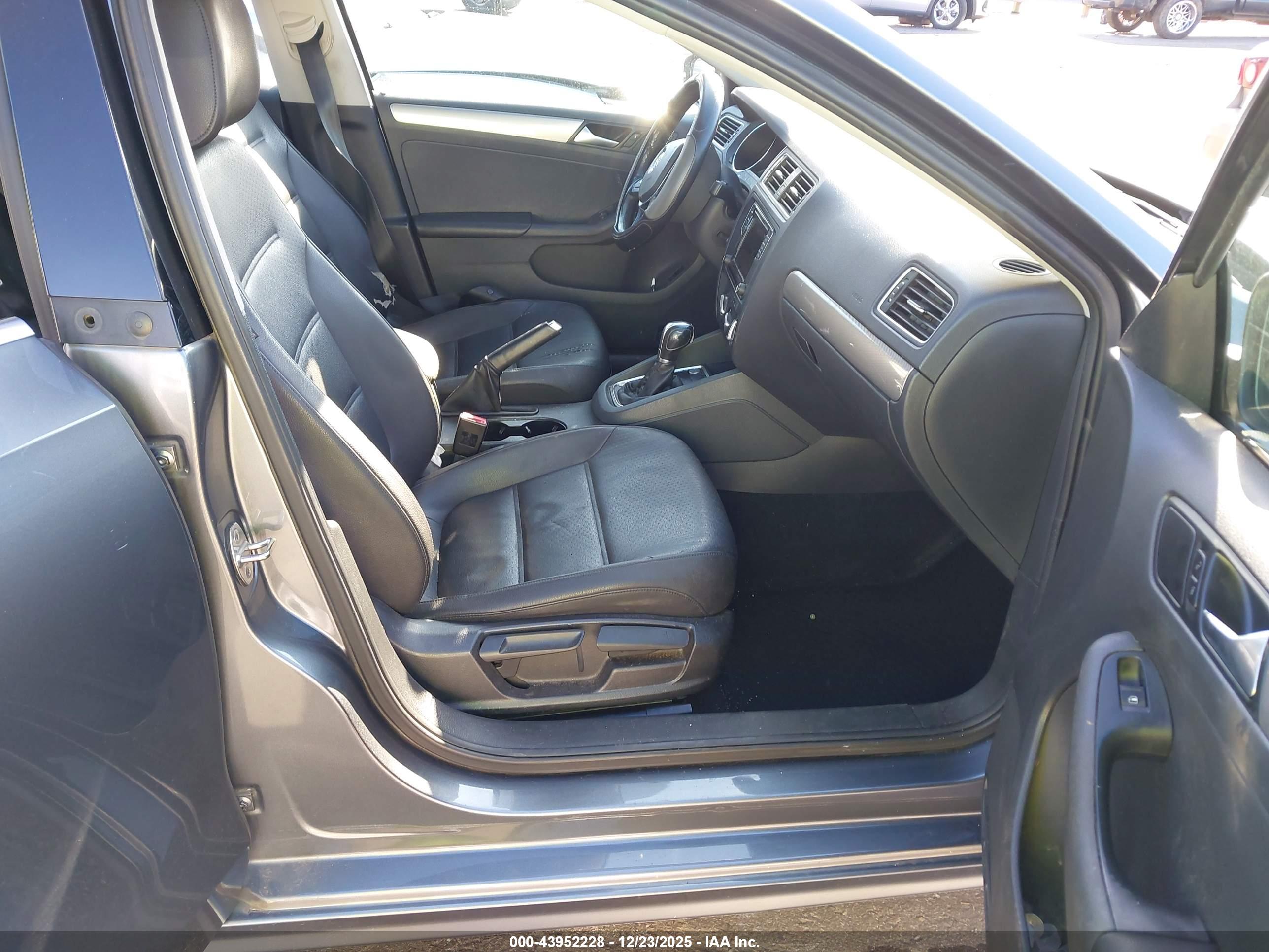 VOLKSWAGEN JETTA image 5