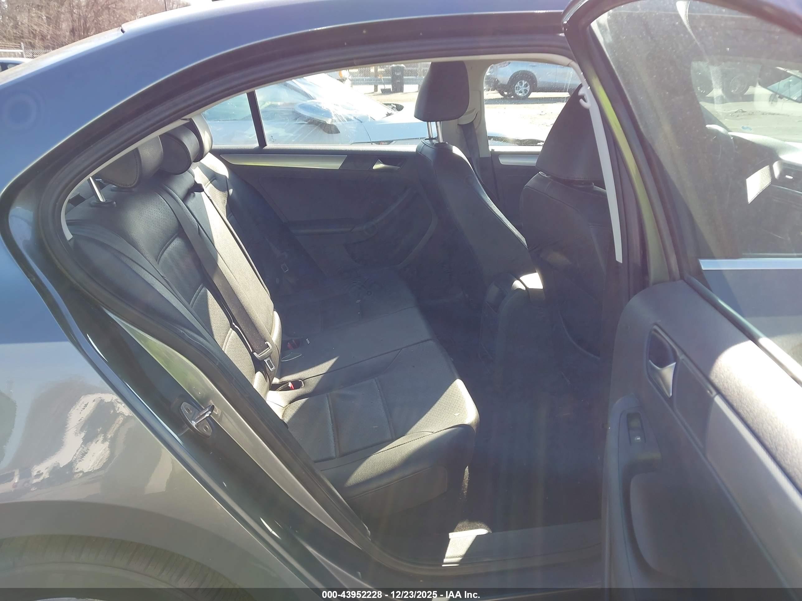 VOLKSWAGEN JETTA image 8