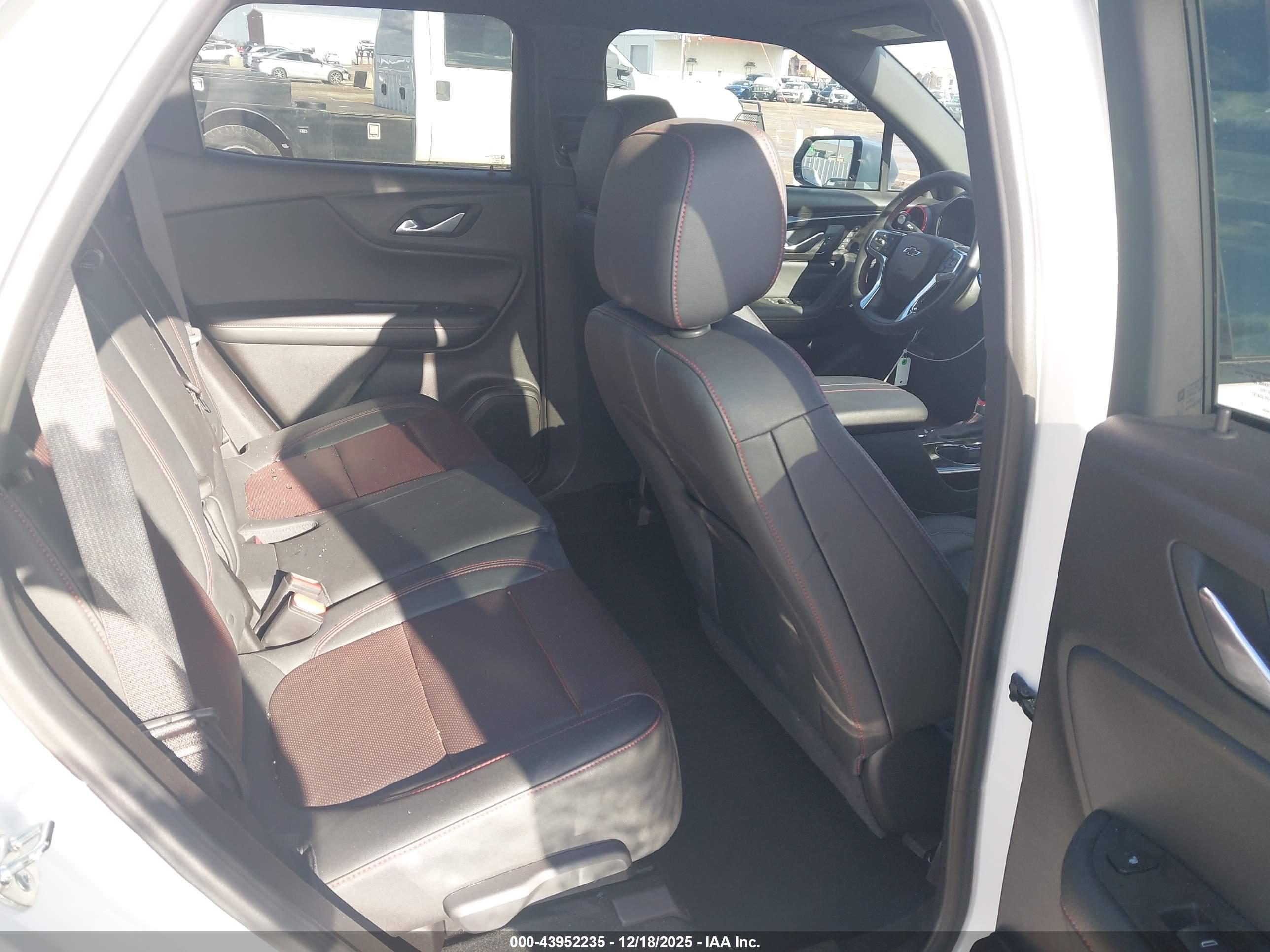 CHEVROLET BLAZER image 8