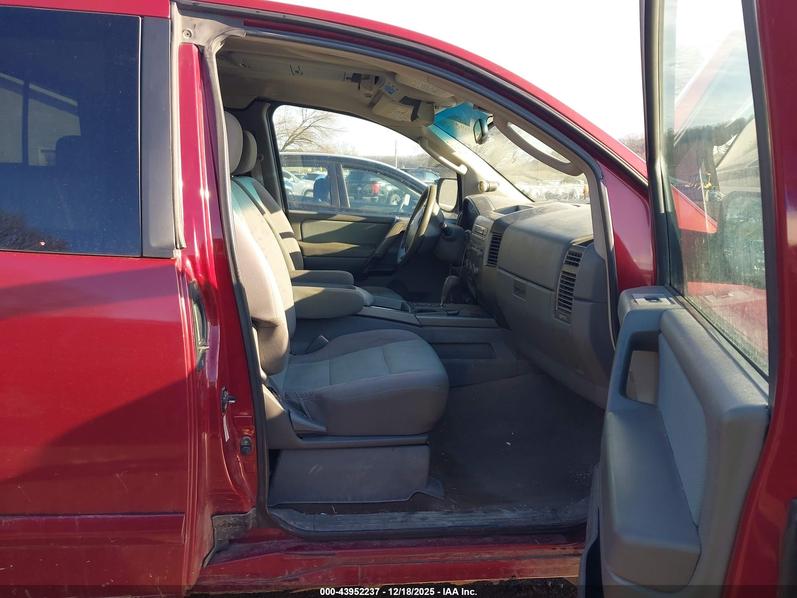 NISSAN TITAN image 5