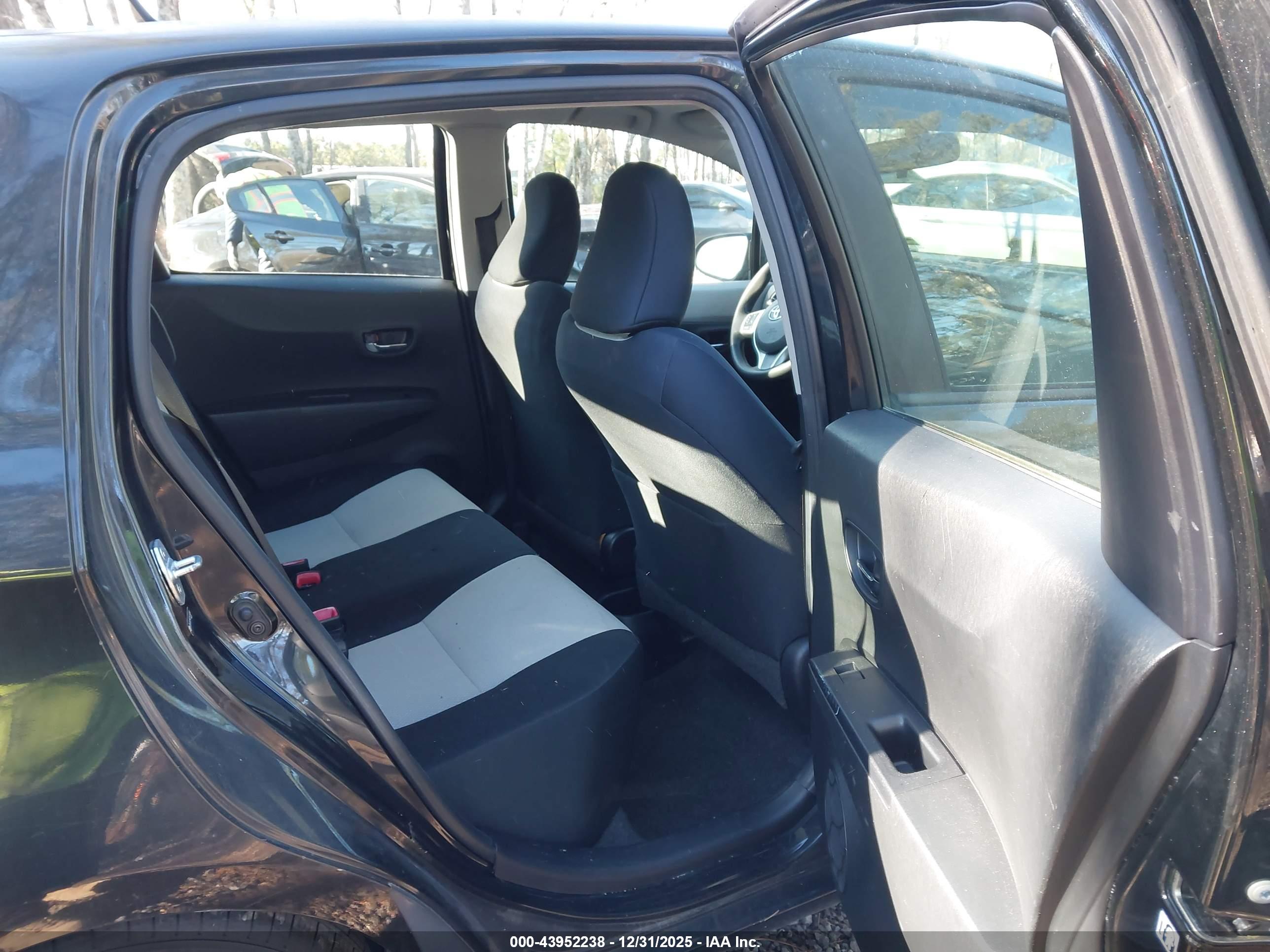TOYOTA YARIS image 8