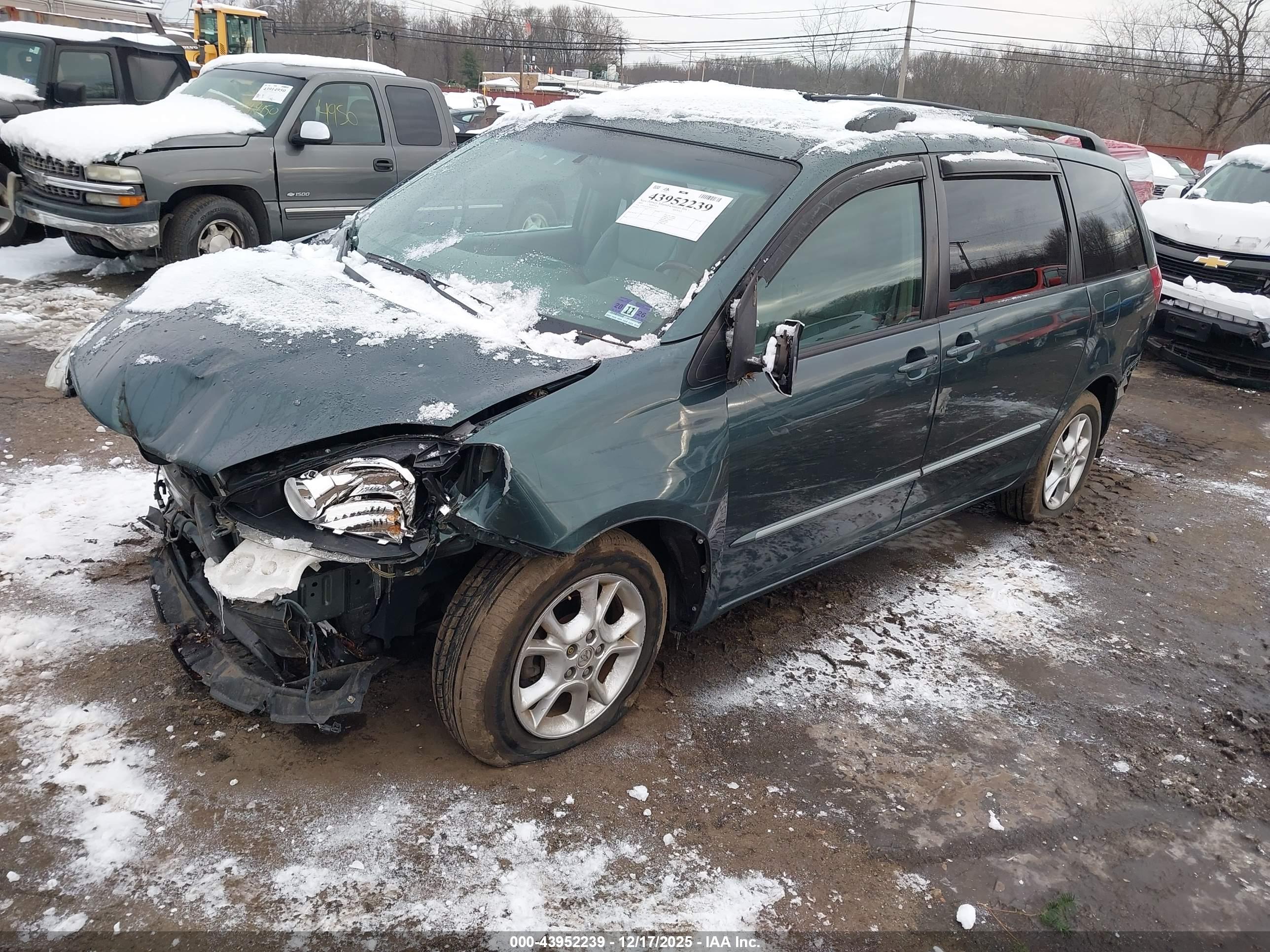TOYOTA SIENNA image 2