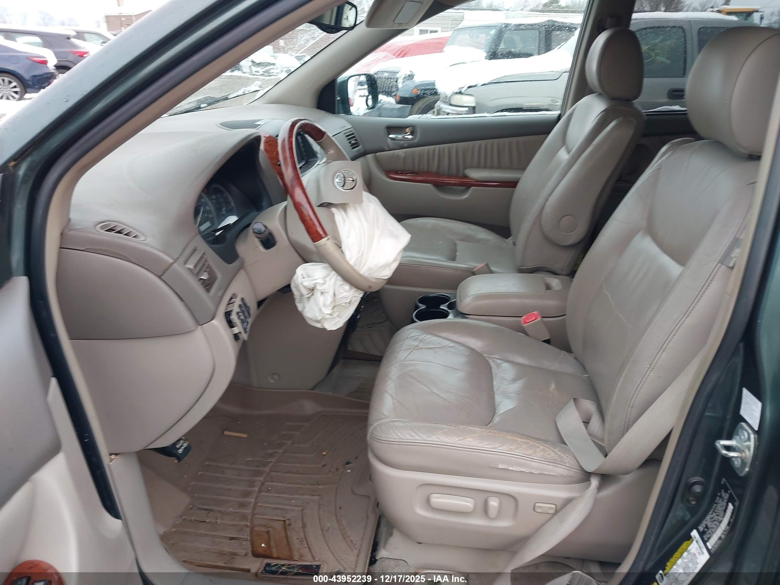TOYOTA SIENNA image 5