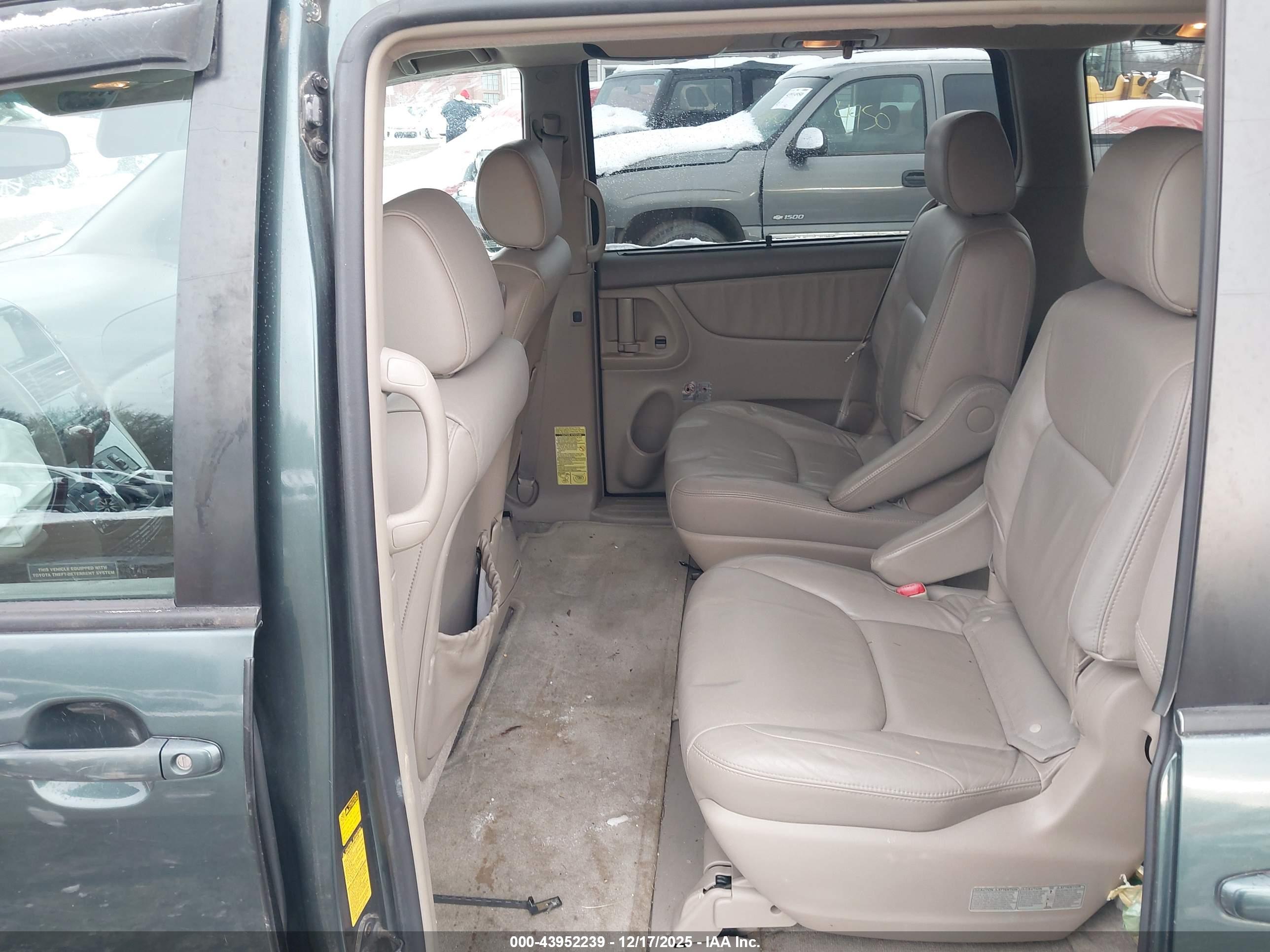 TOYOTA SIENNA image 8