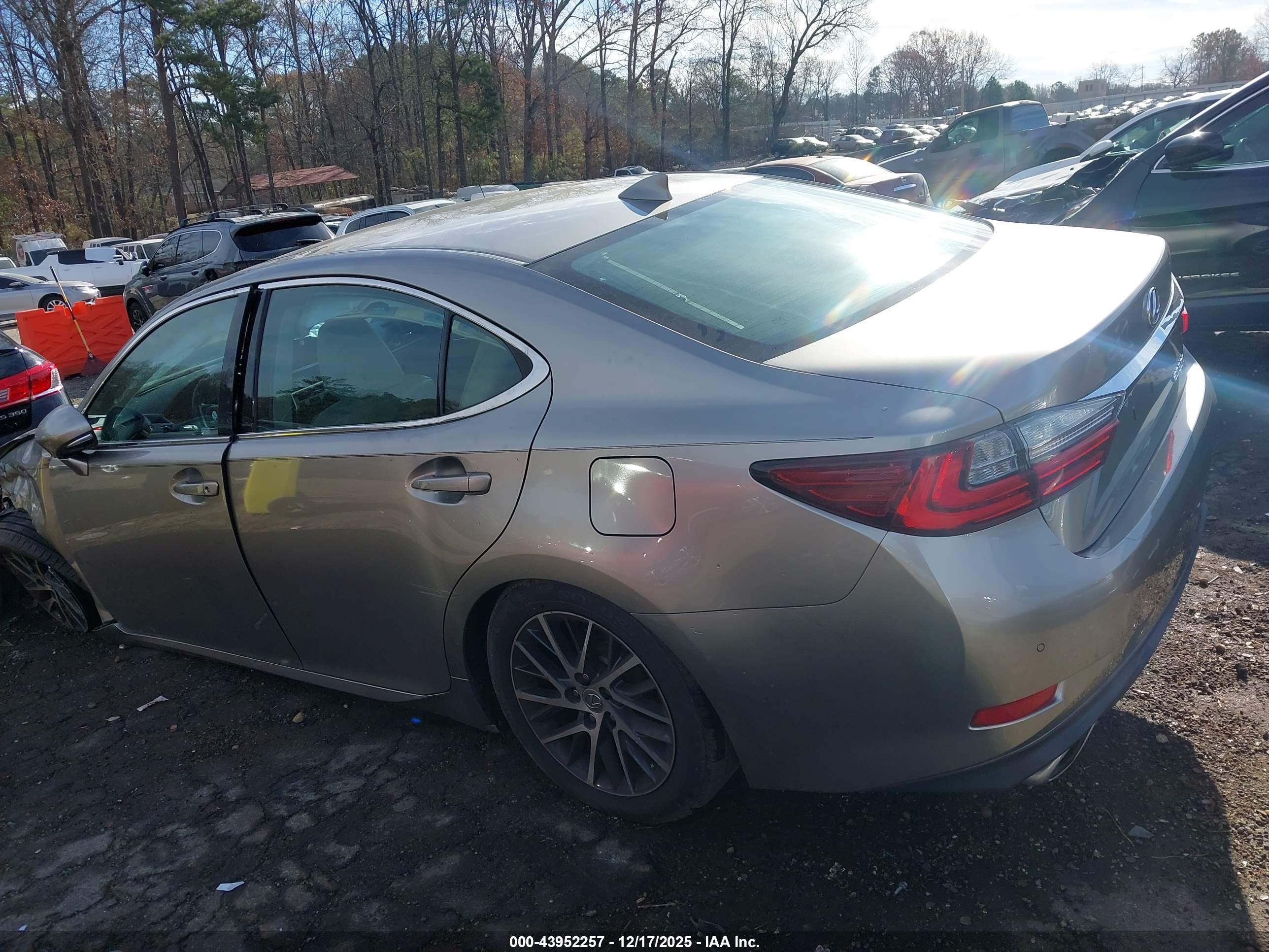 LEXUS ES image 3