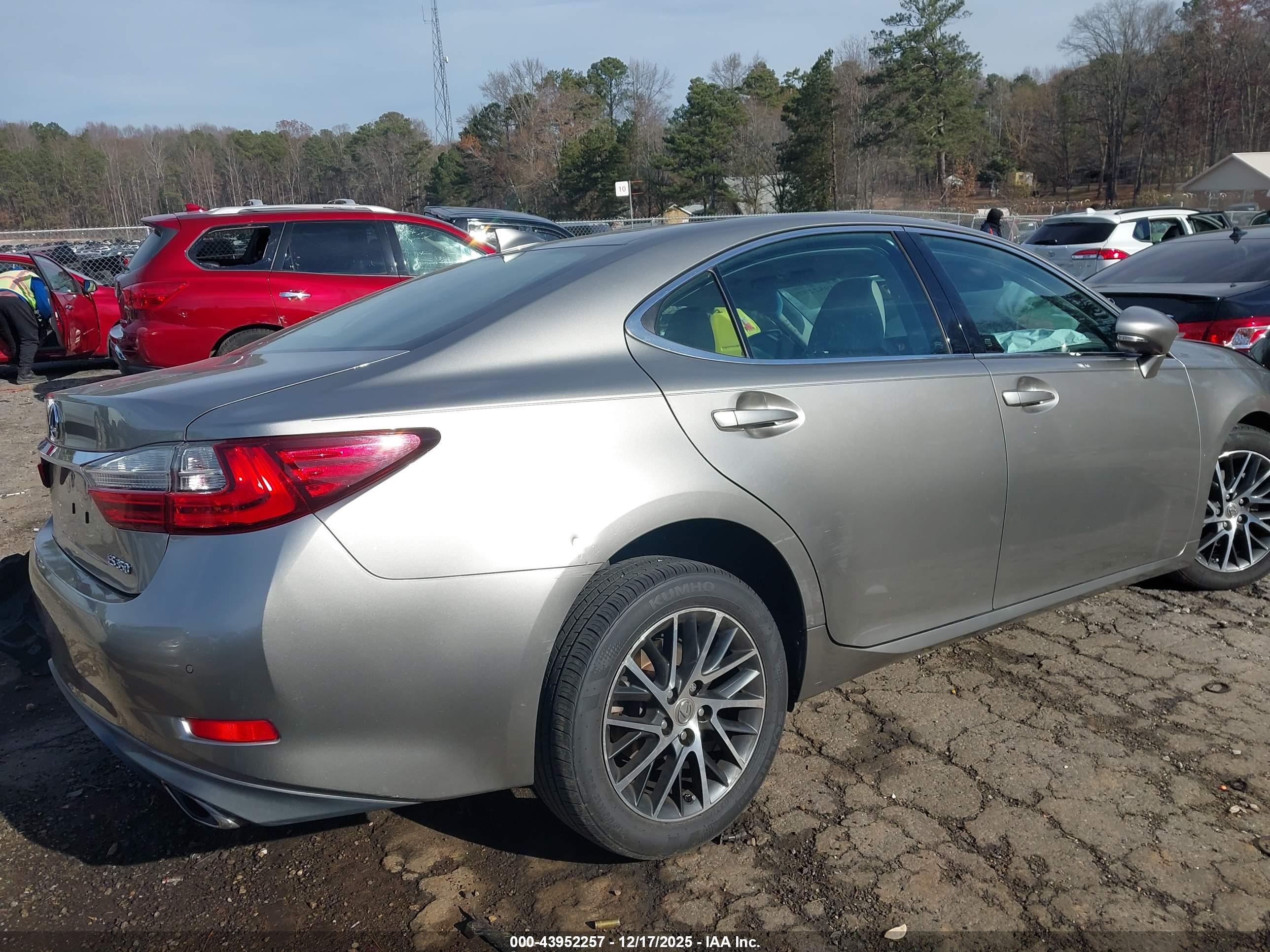 LEXUS ES image 4