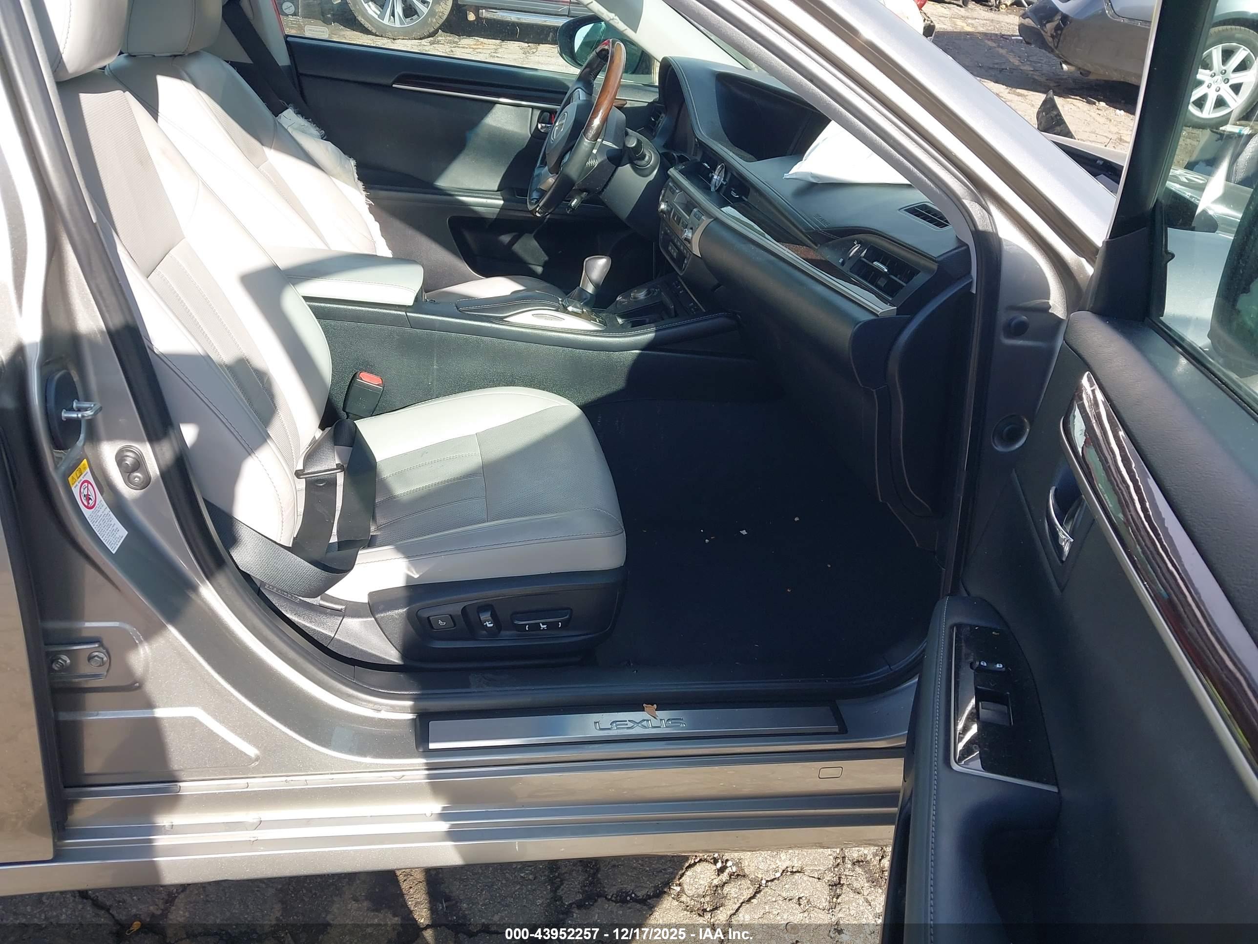 LEXUS ES image 5