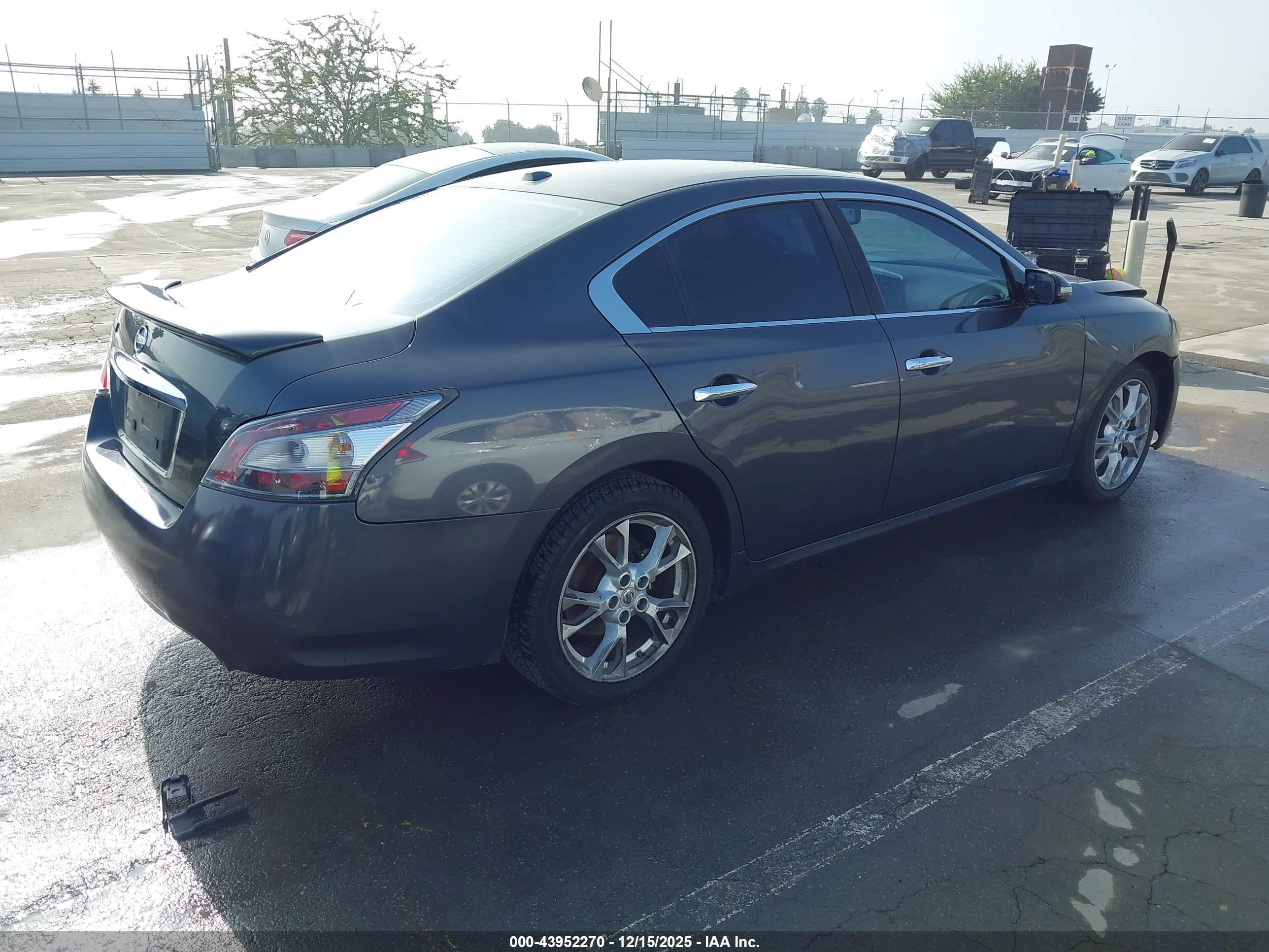 NISSAN MAXIMA image 4