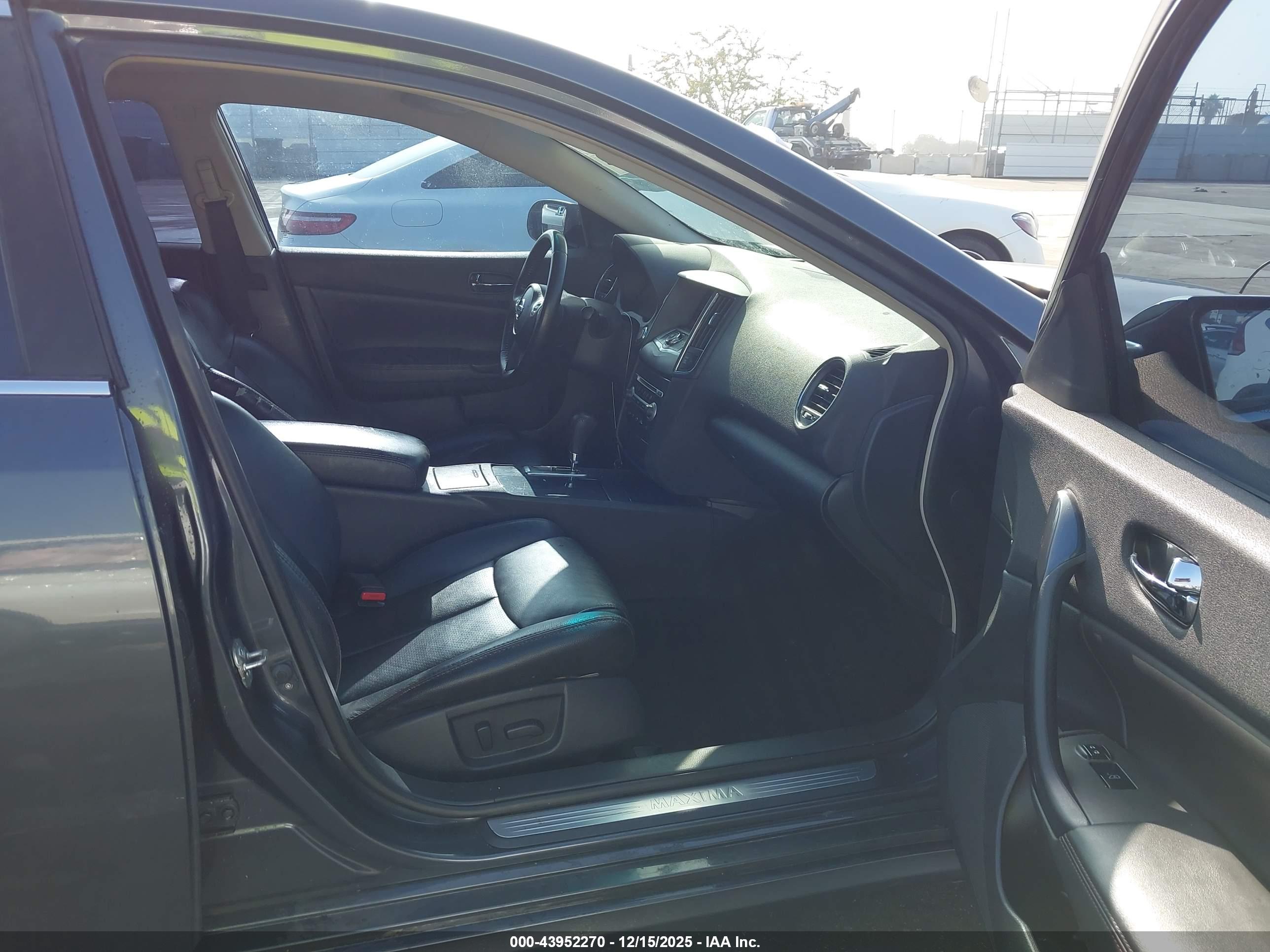 NISSAN MAXIMA image 5