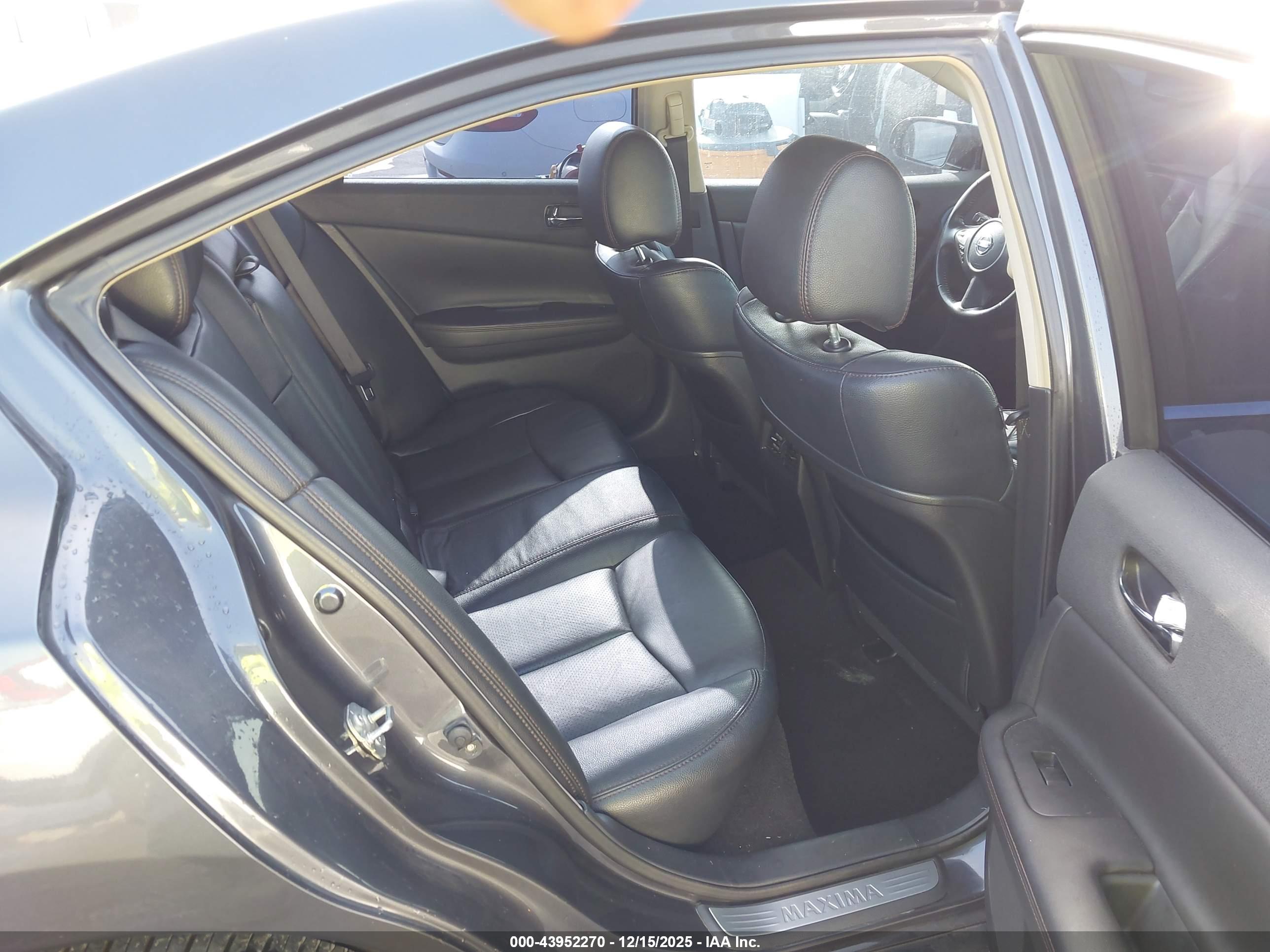 NISSAN MAXIMA image 8