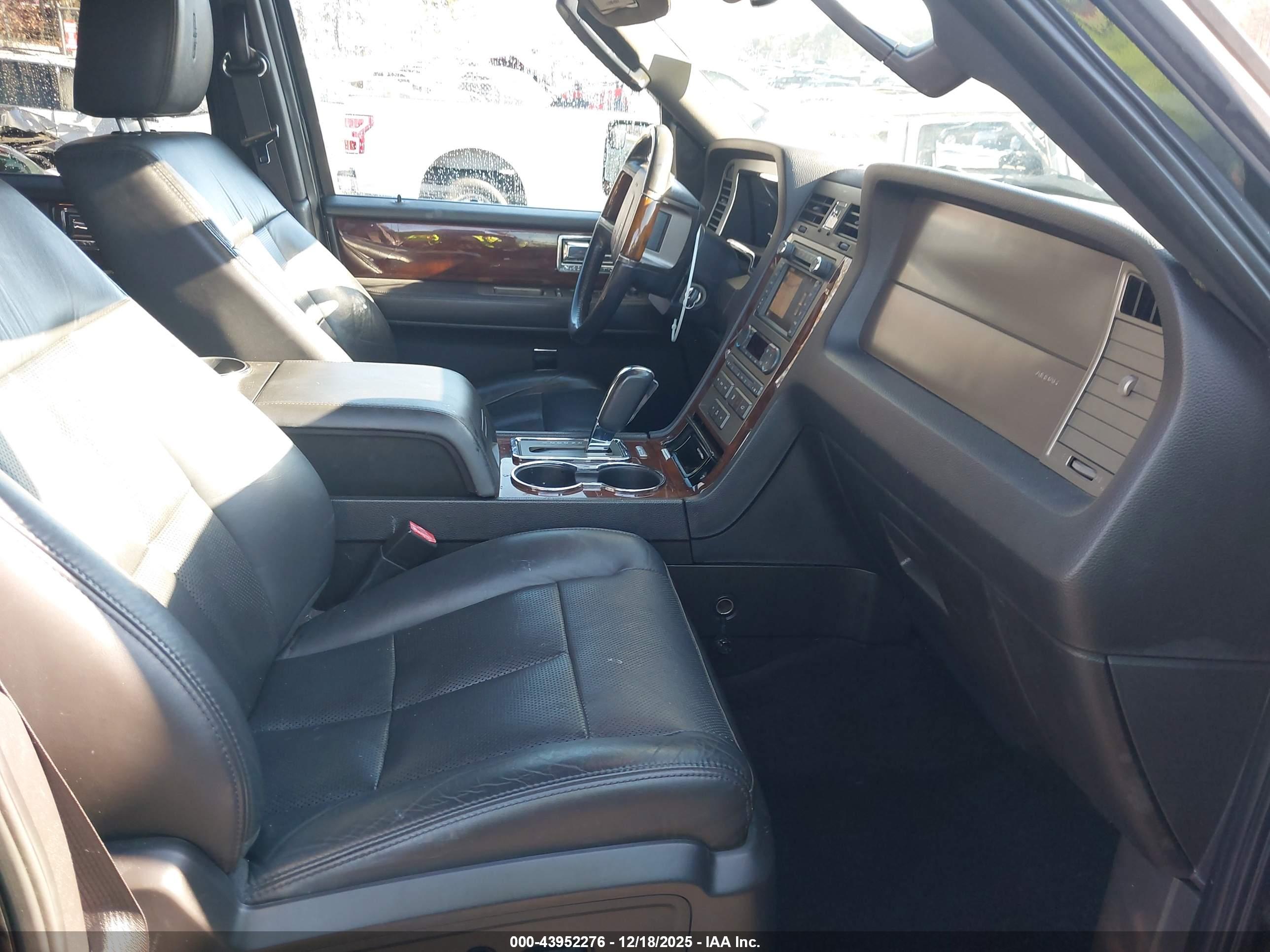 LINCOLN NAVIGATOR image 5