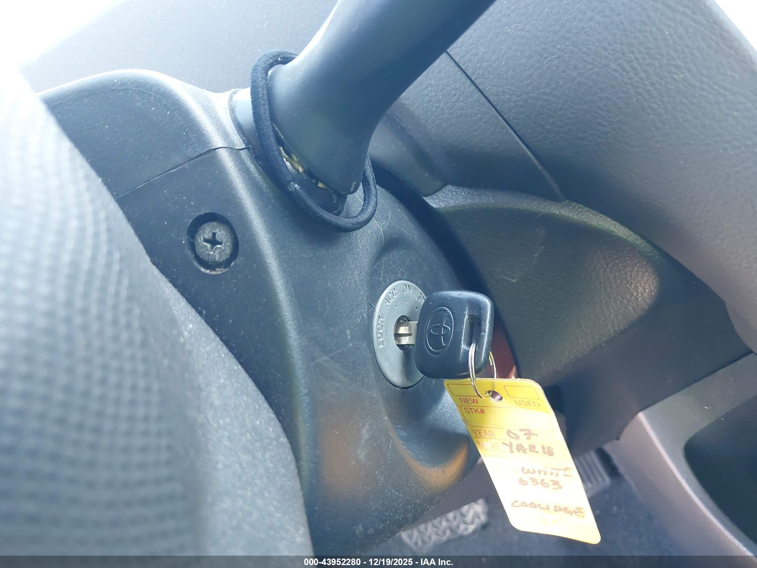 TOYOTA YARIS image 11