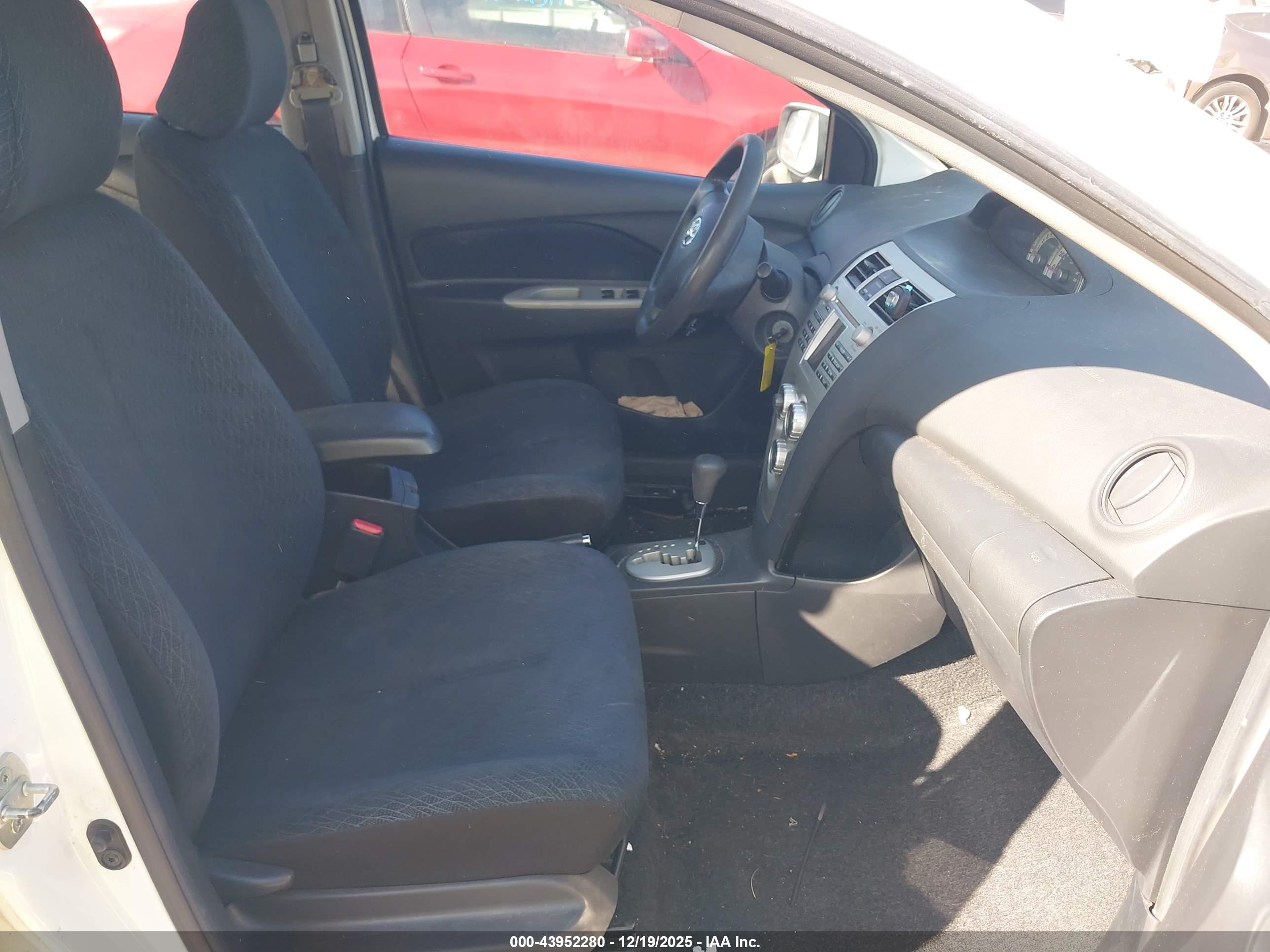 TOYOTA YARIS image 5