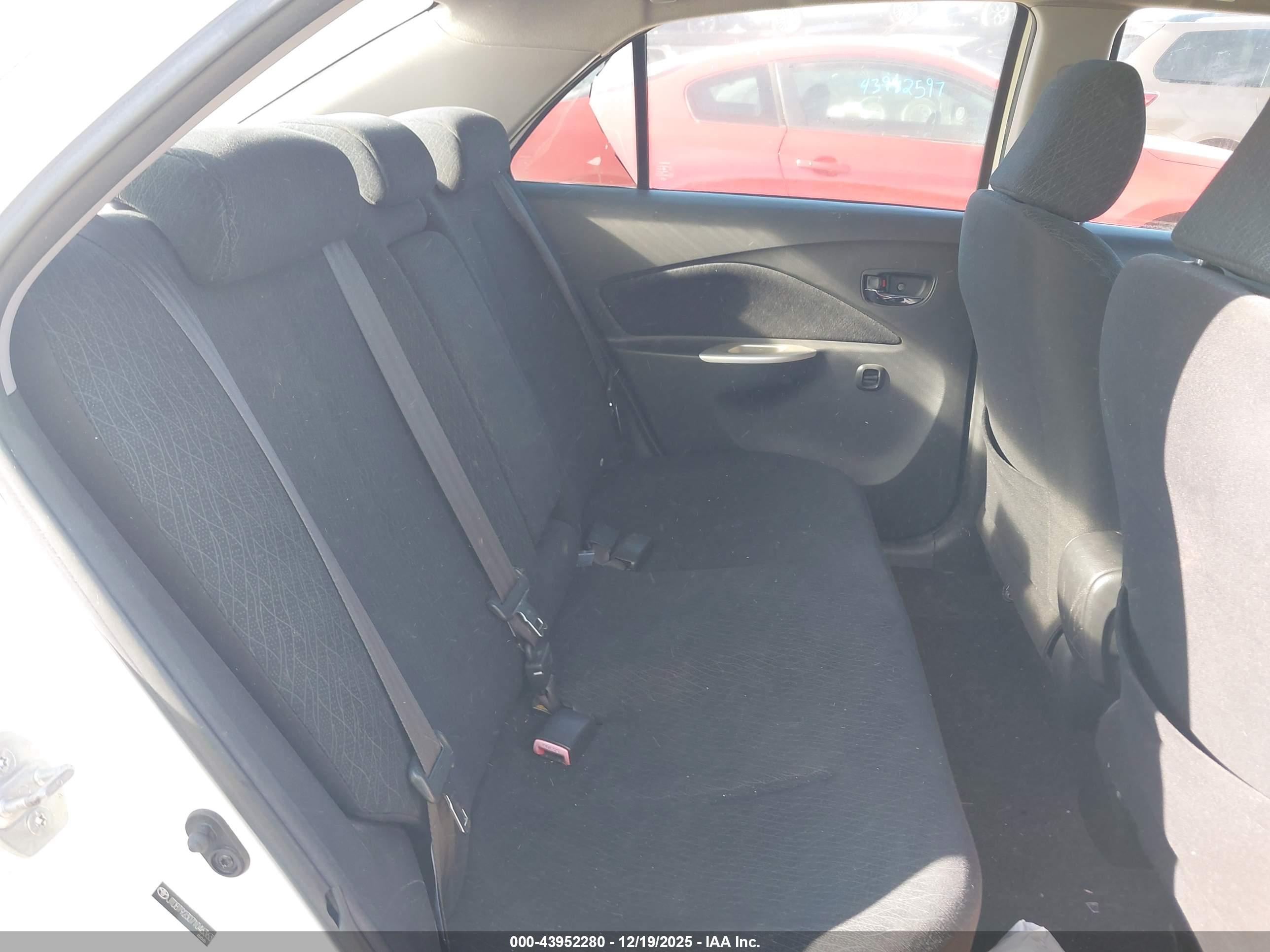 TOYOTA YARIS image 8