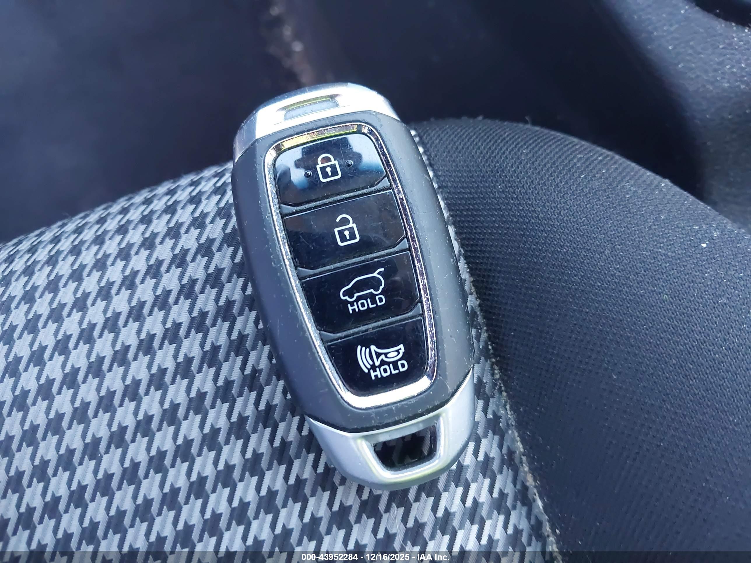 HYUNDAI KONA image 11